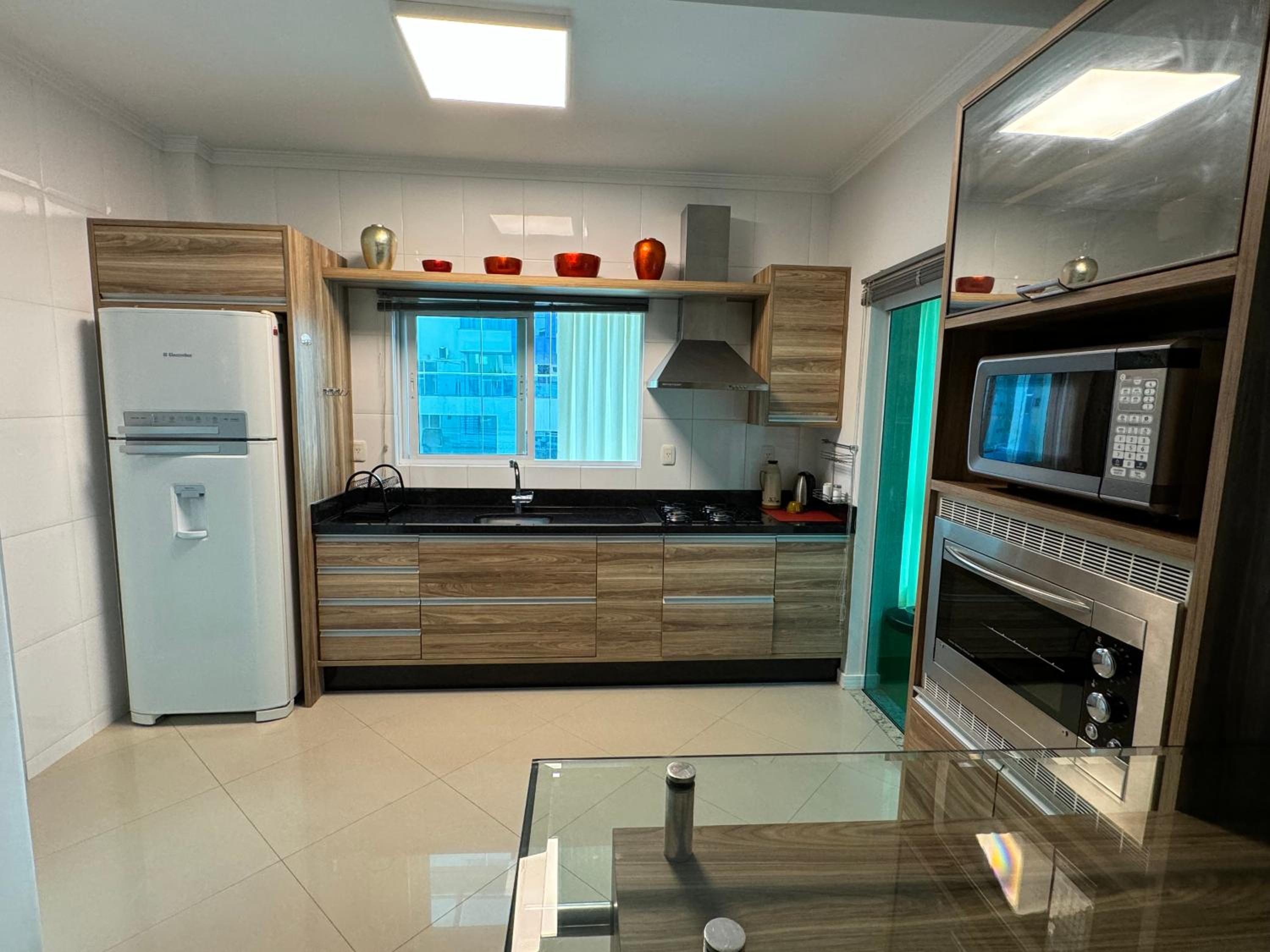 Apartamento com 3 suítes a 300 metros da praia
