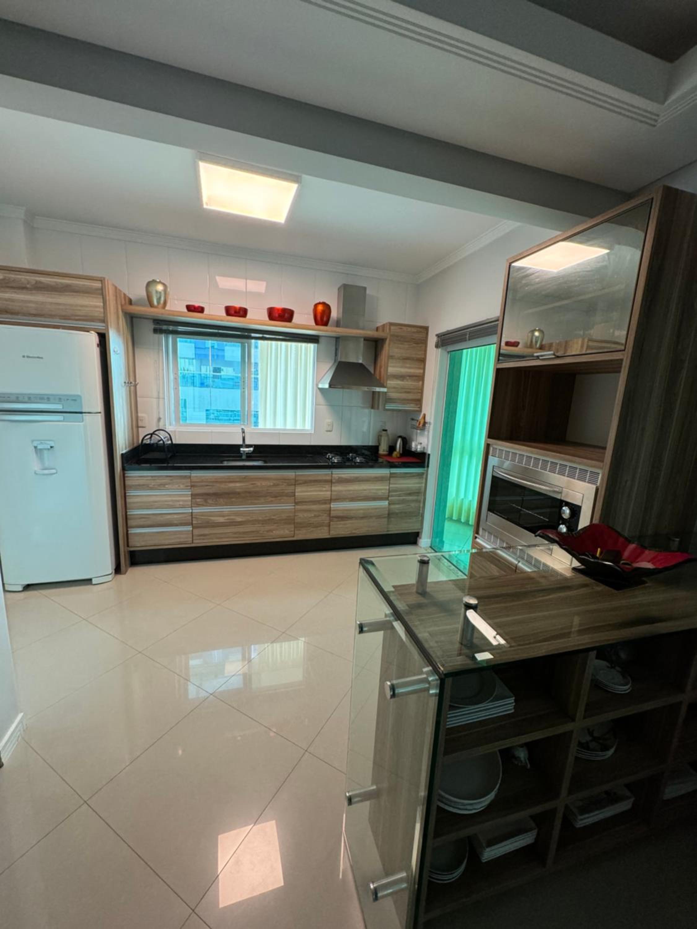 Apartamento com 3 suítes a 300 metros da praia