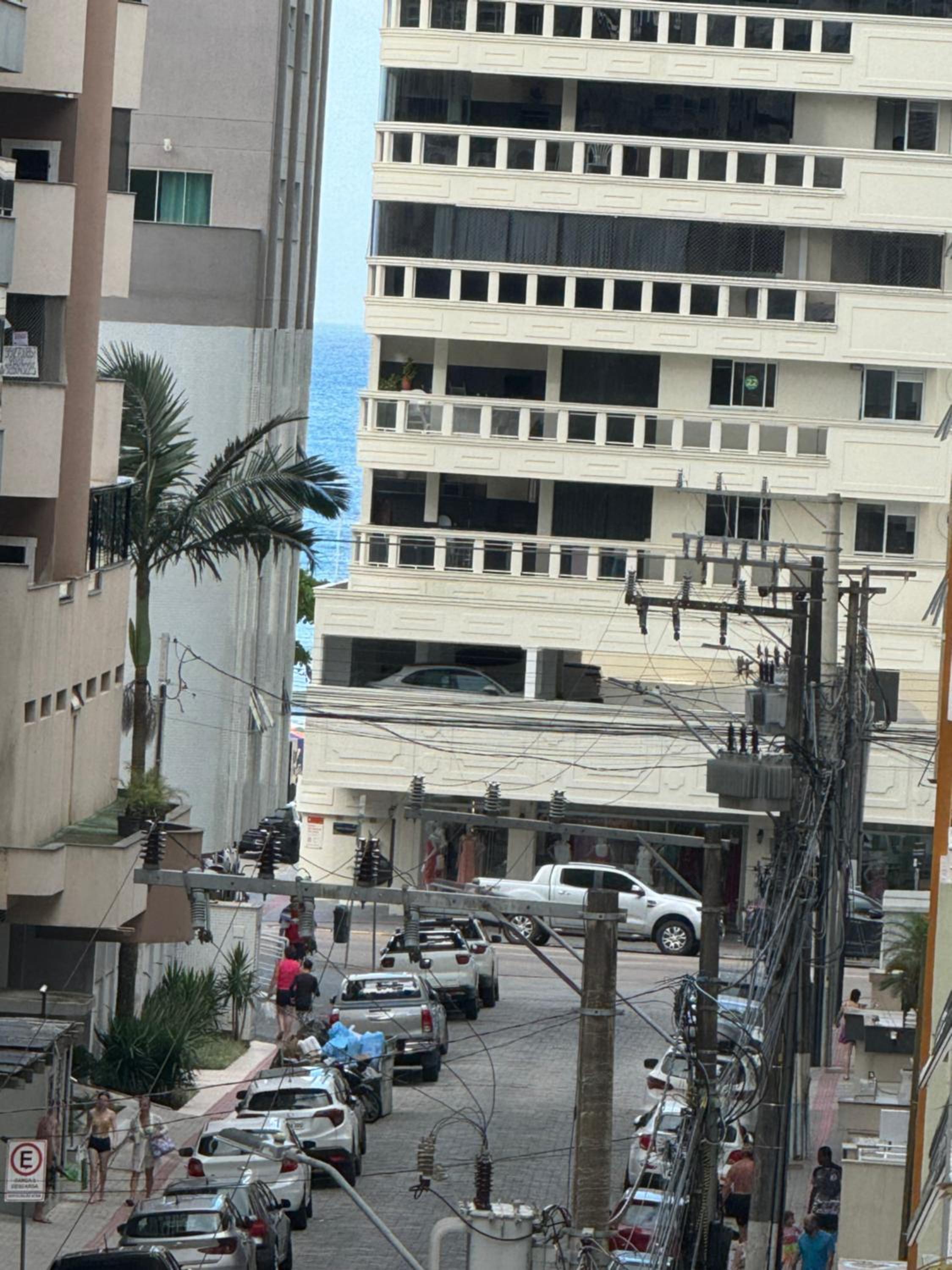 Apartamento com 3 suítes a 300 metros da praia