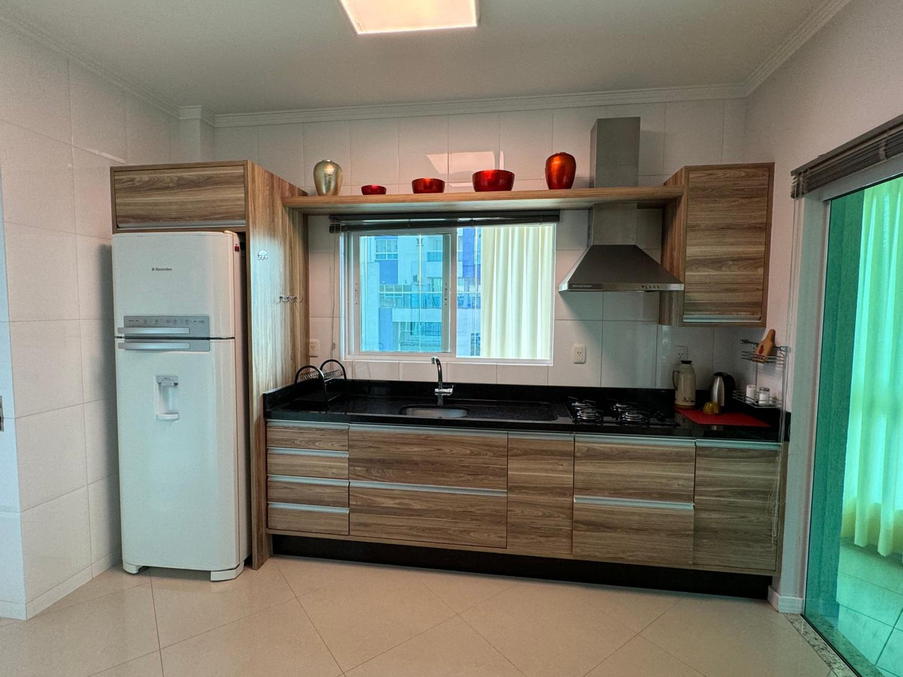 Apartamento com 3 suítes a 300 metros da praia