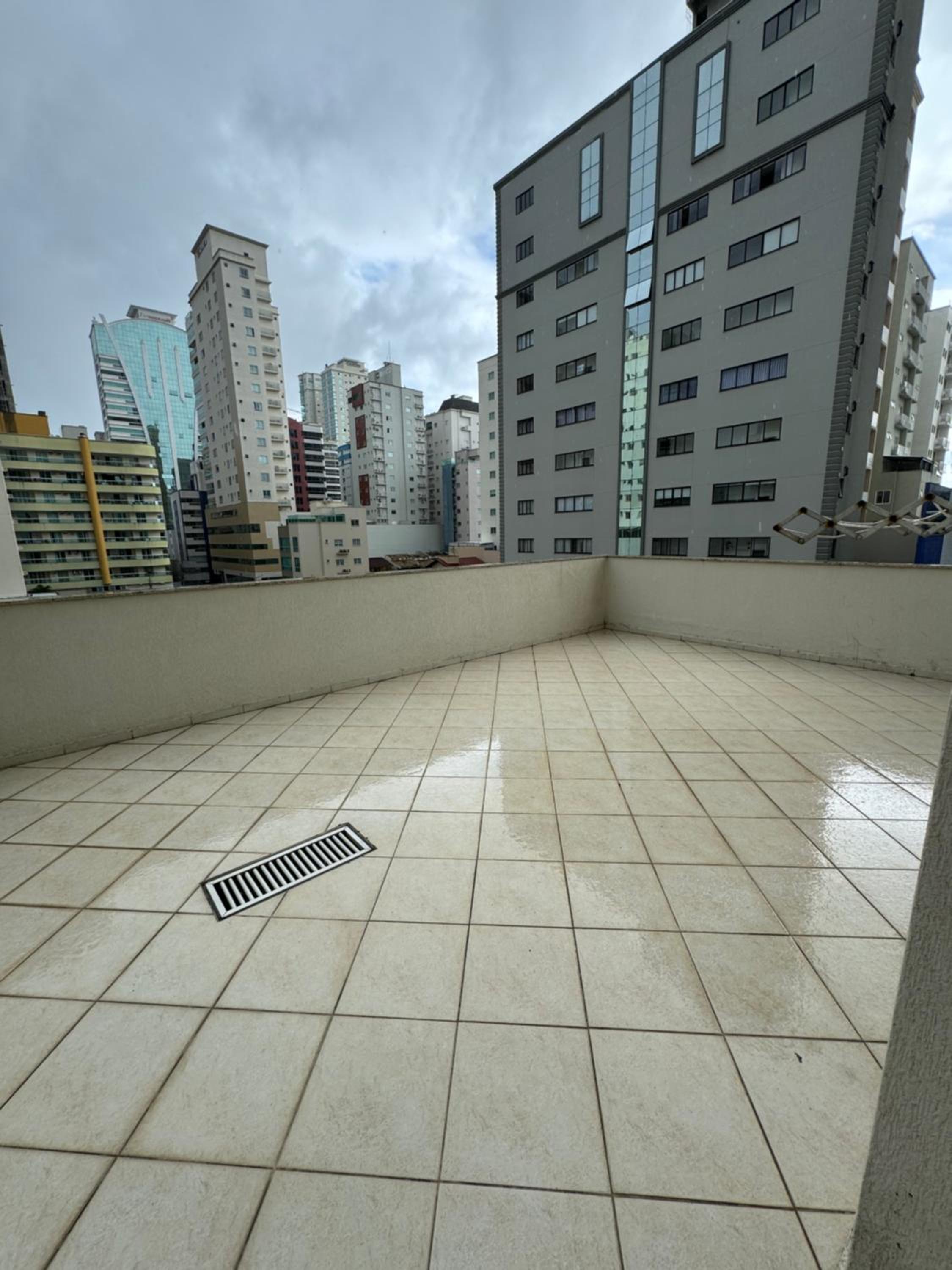 Apartamento com 3 suítes a 300 metros da praia