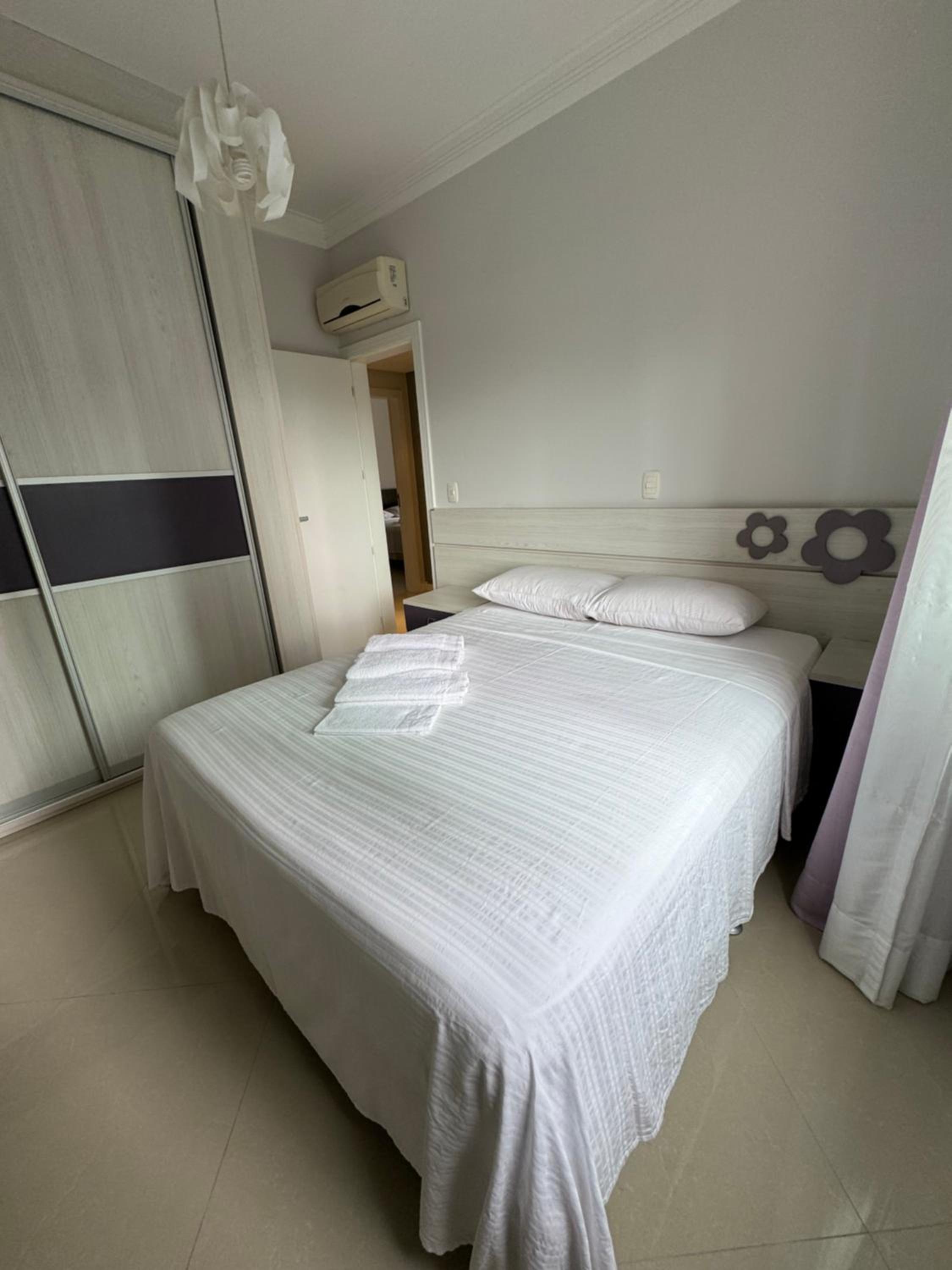 Apartamento com 3 suítes a 300 metros da praia