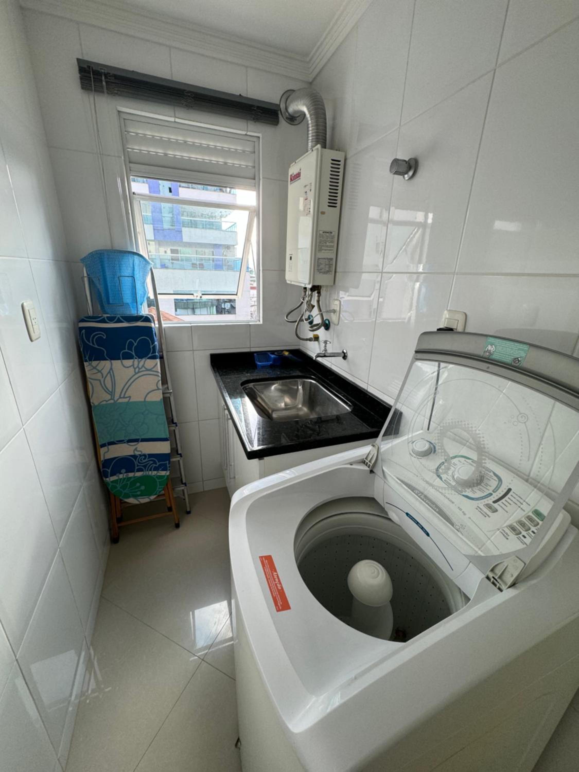 Apartamento com 3 suítes a 300 metros da praia