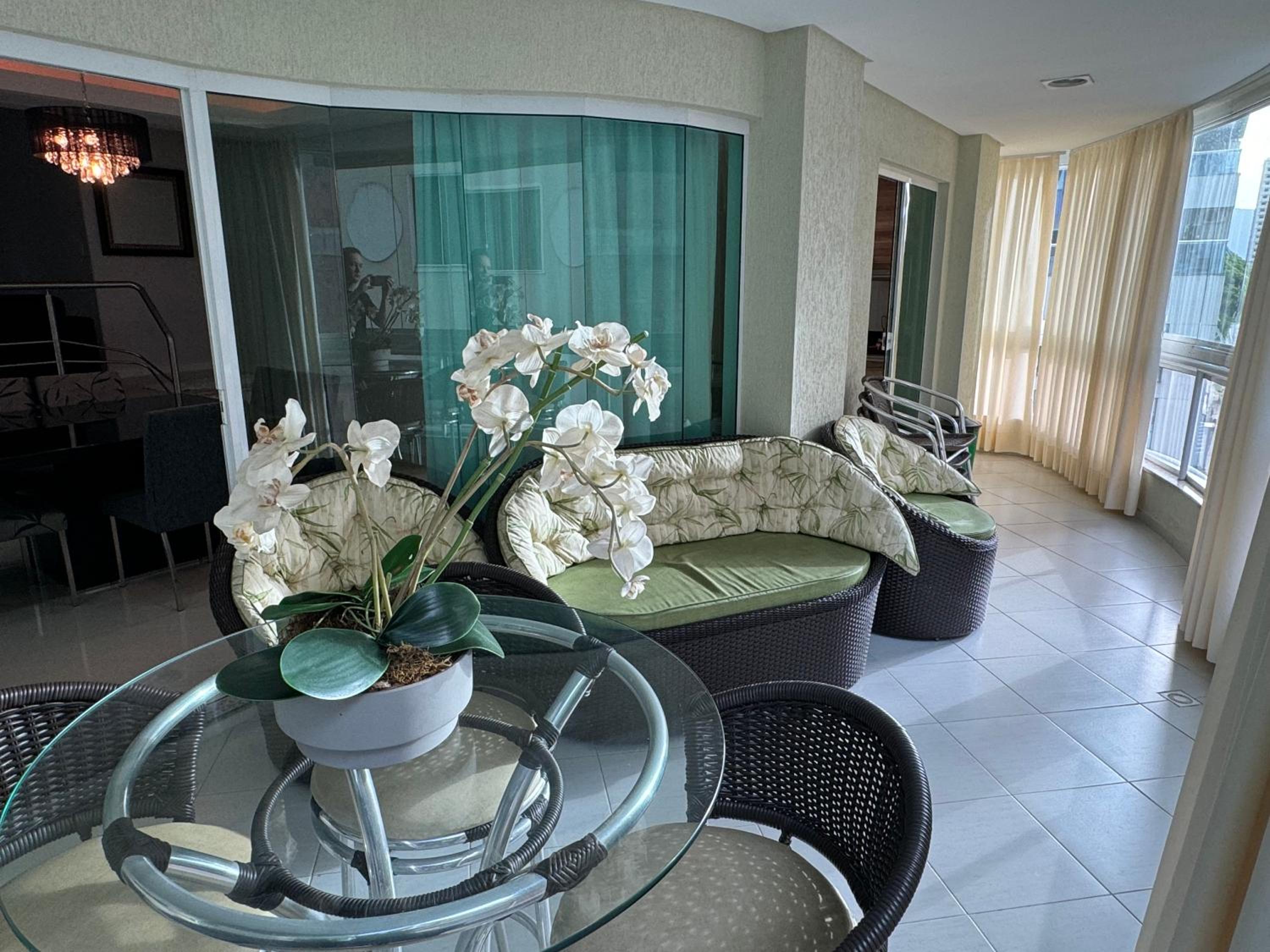 Apartamento com 3 suítes a 300 metros da praia