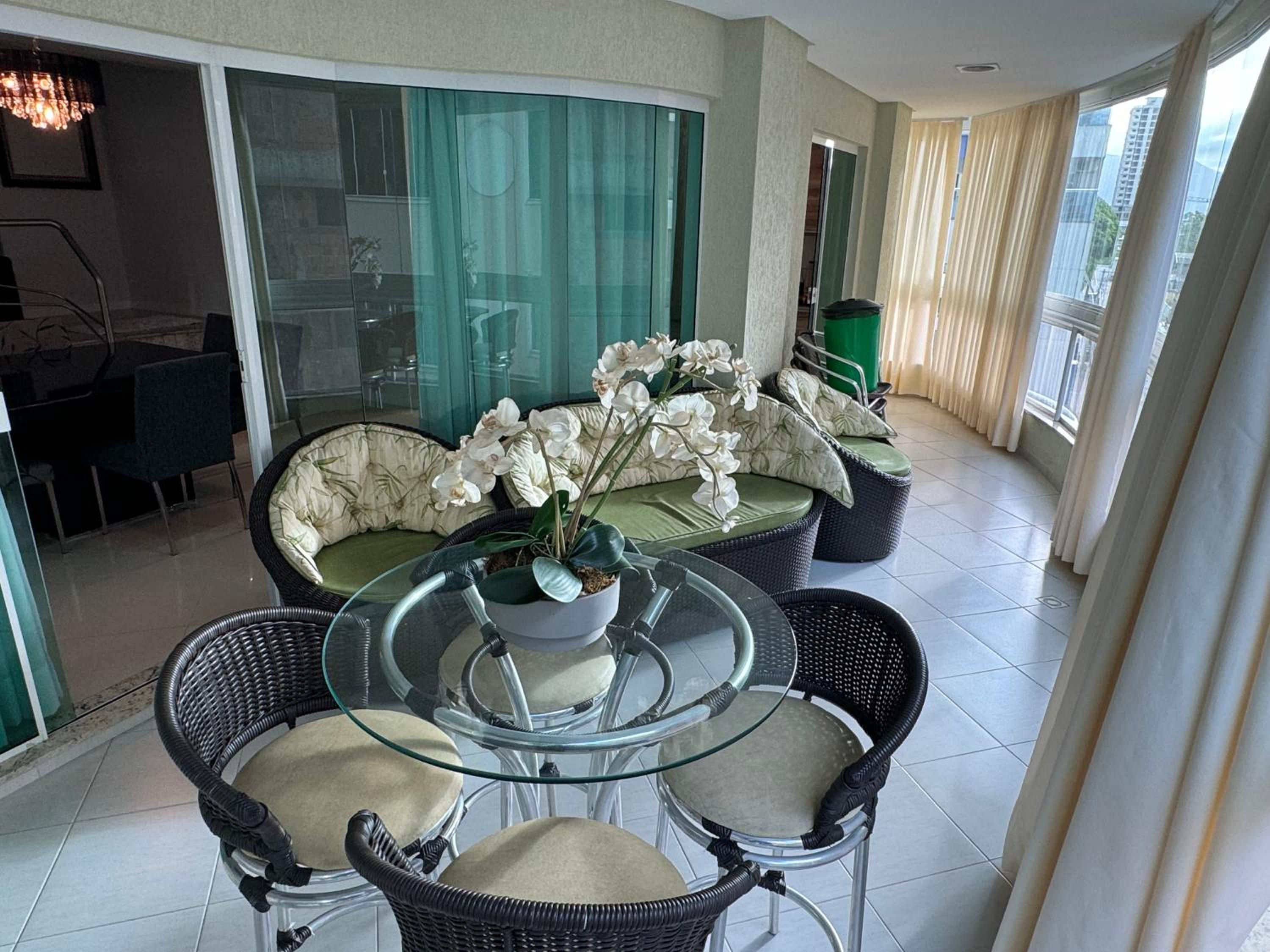 Apartamento com 3 suítes a 300 metros da praia