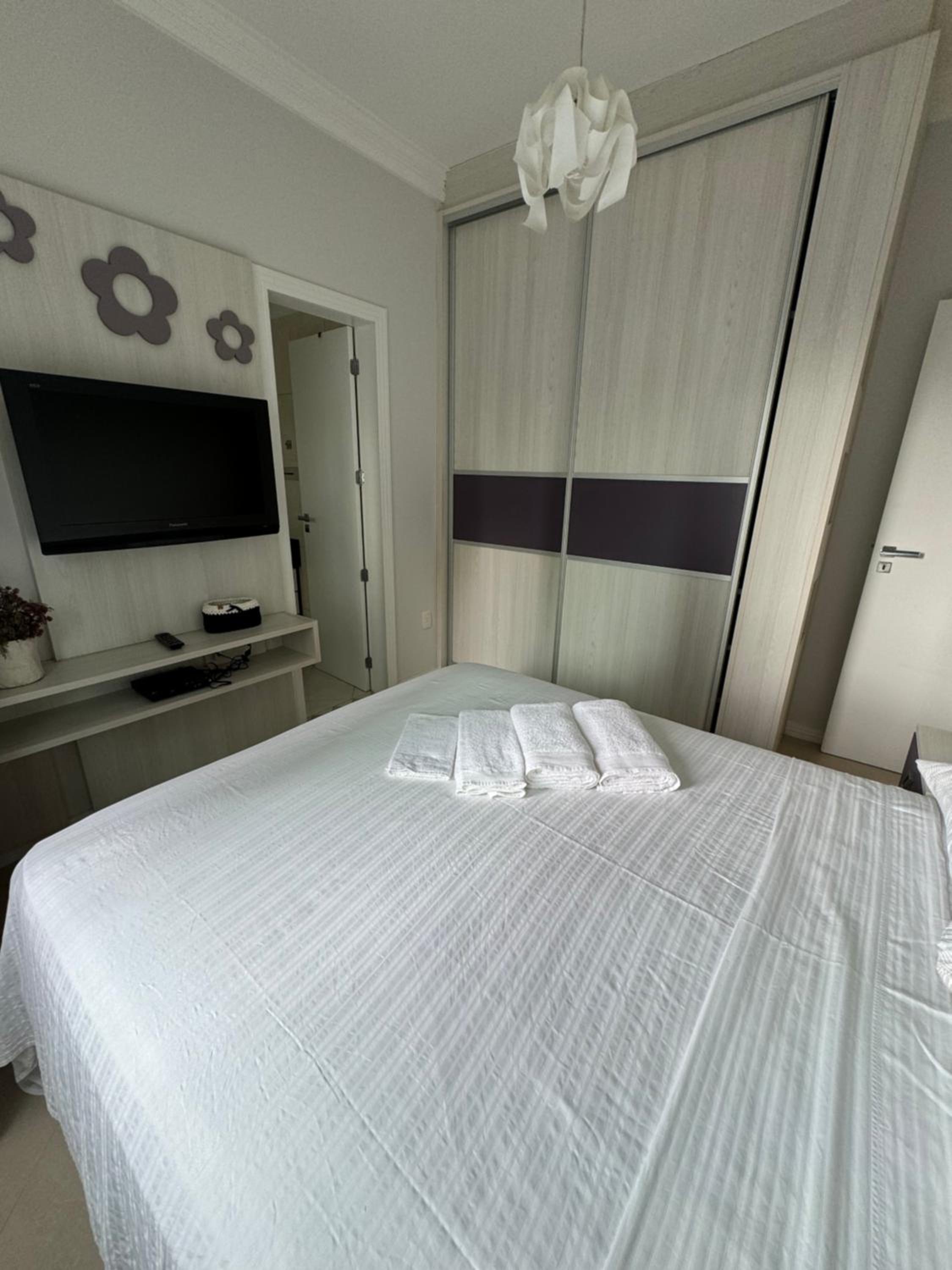 Apartamento com 3 suítes a 300 metros da praia