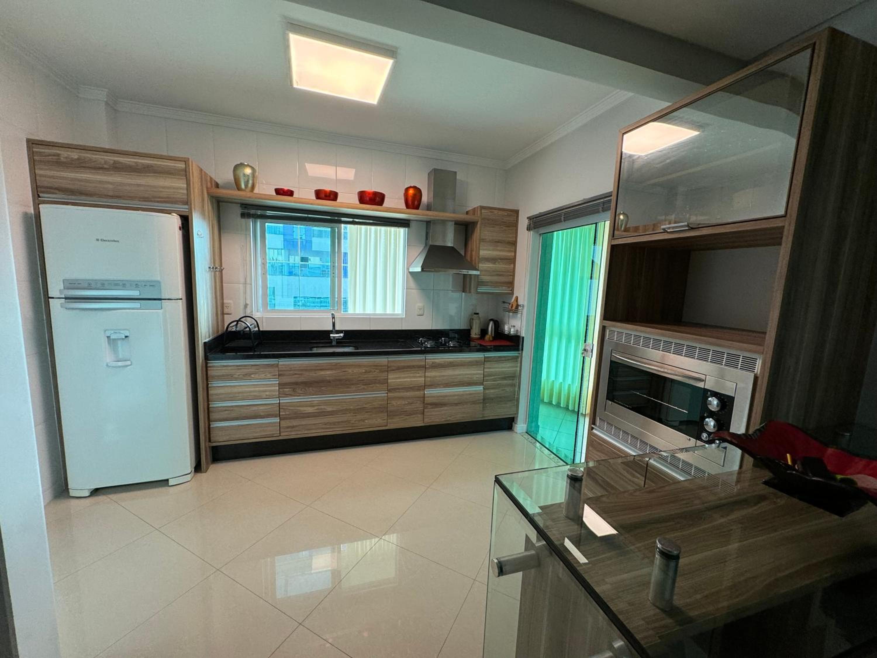 Apartamento com 3 suítes a 300 metros da praia