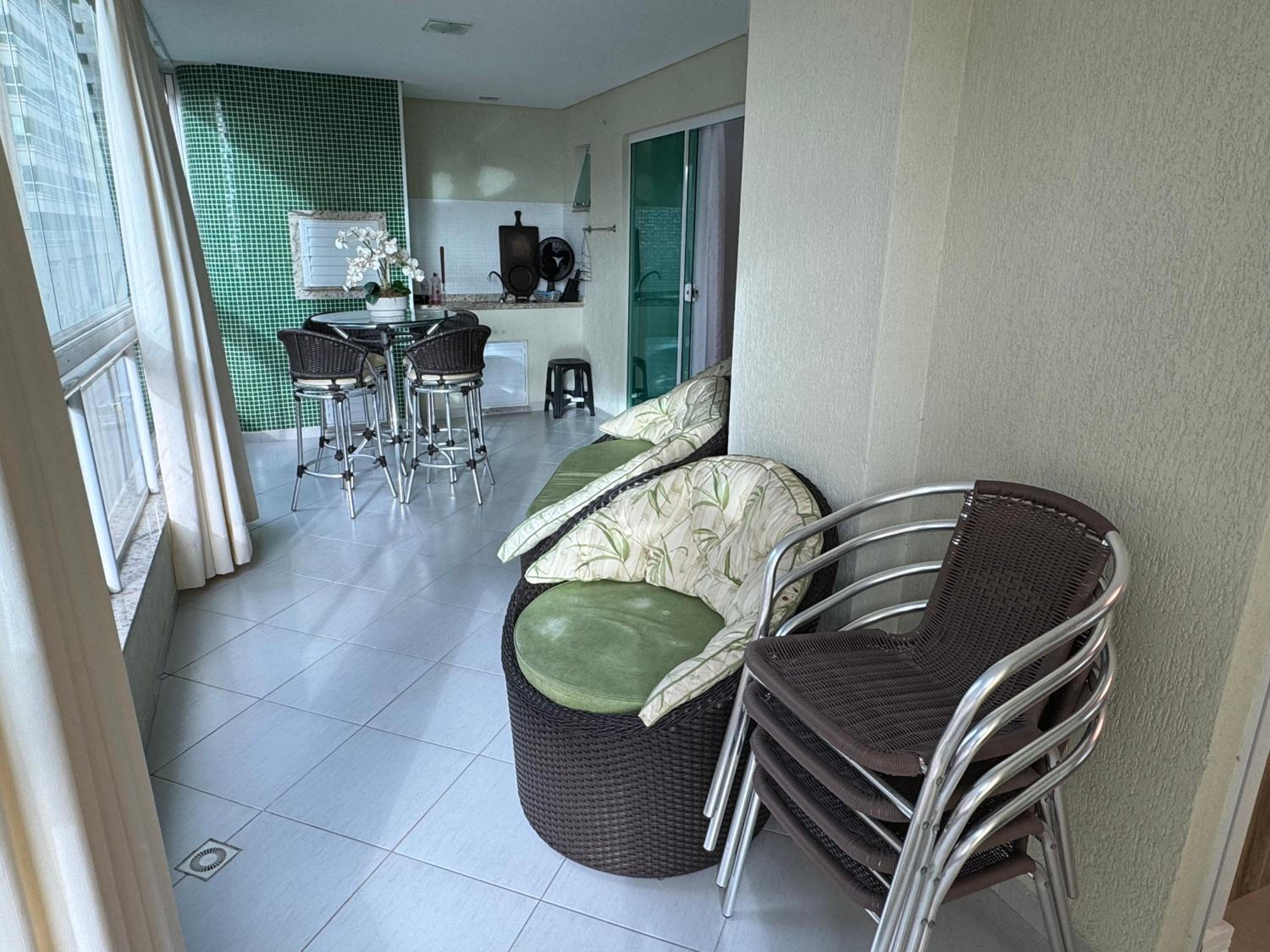 Apartamento com 3 suítes a 300 metros da praia