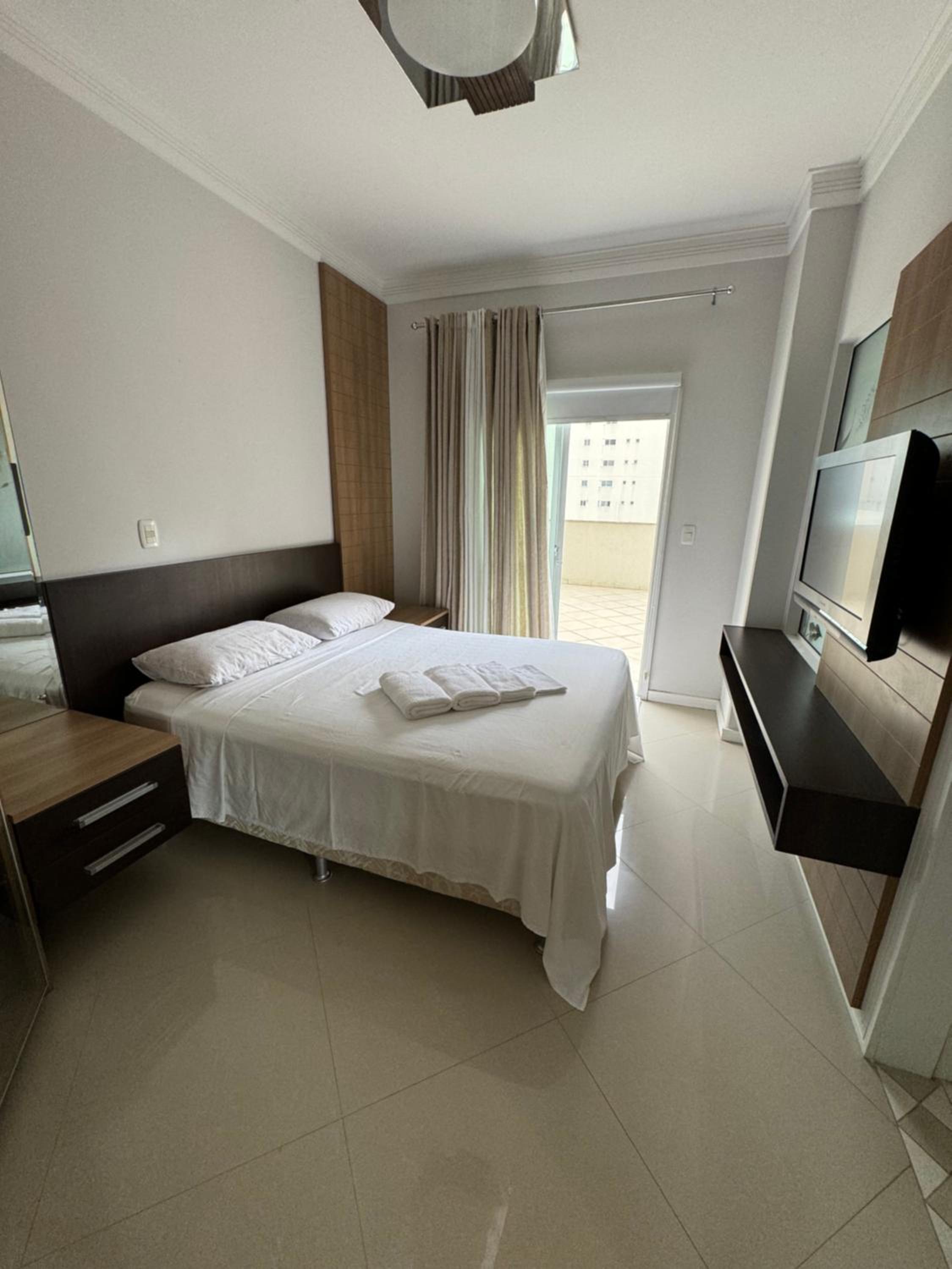 Apartamento com 3 suítes a 300 metros da praia