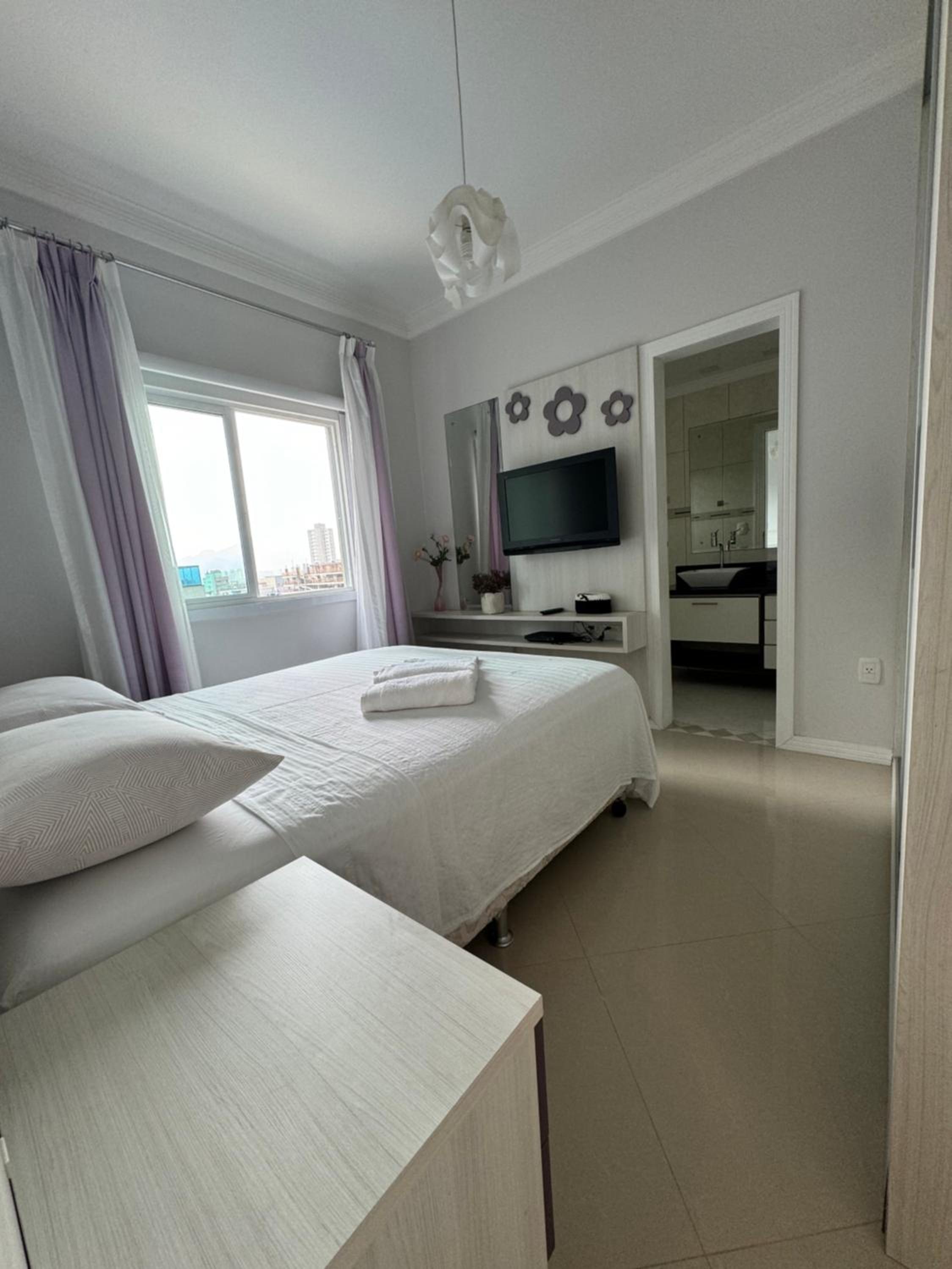 Apartamento com 3 suítes a 300 metros da praia
