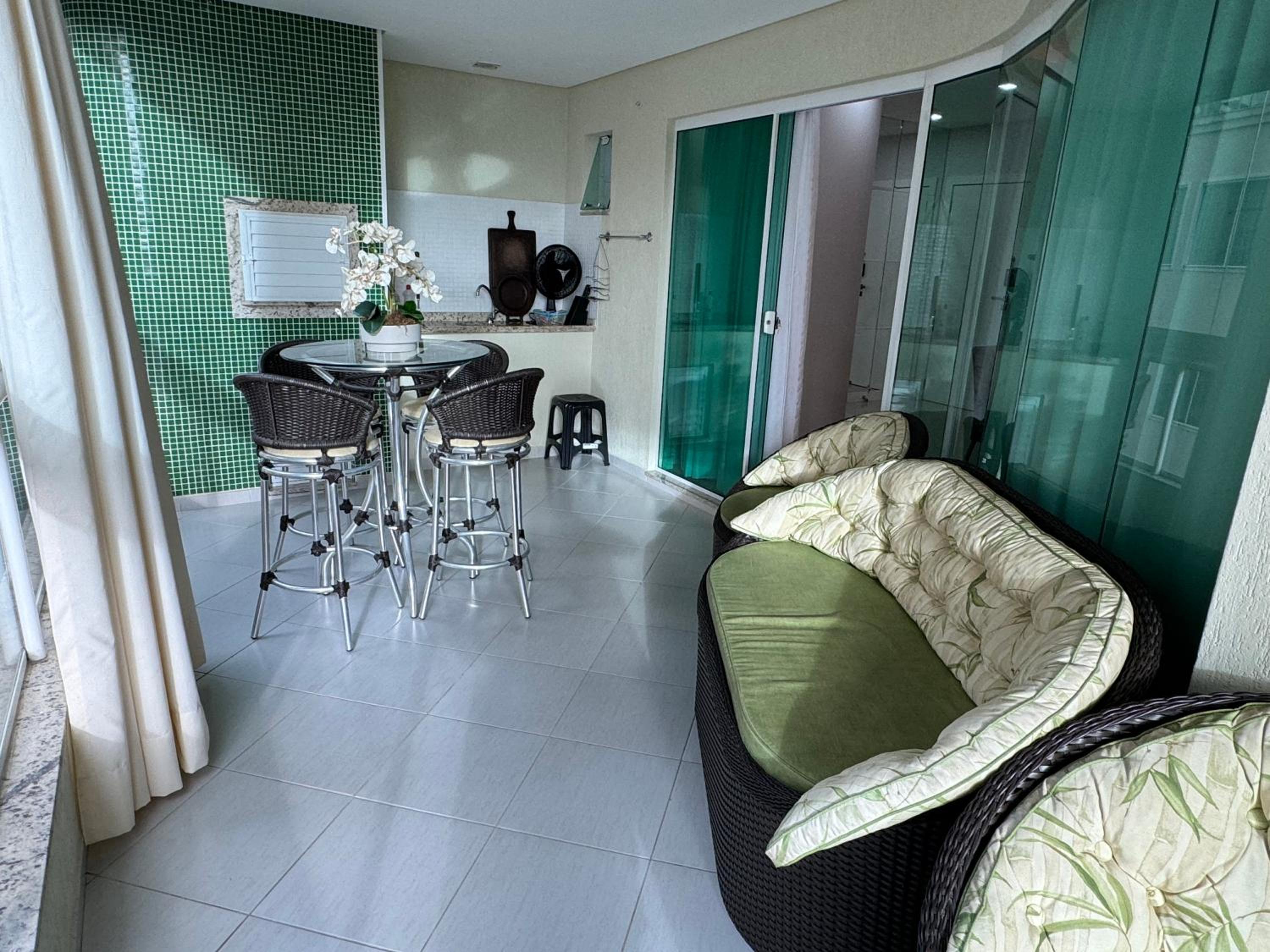 Apartamento com 3 suítes a 300 metros da praia