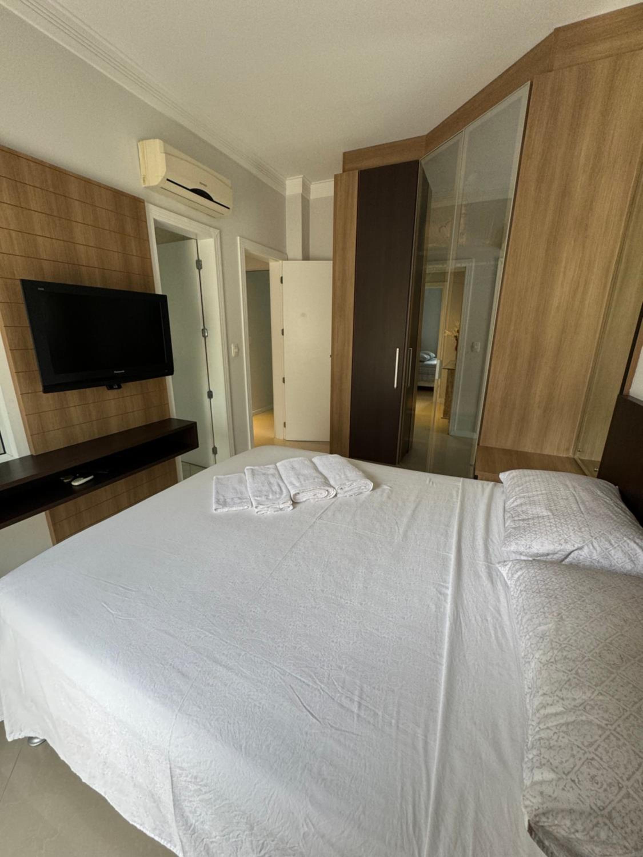 Apartamento com 3 suítes a 300 metros da praia
