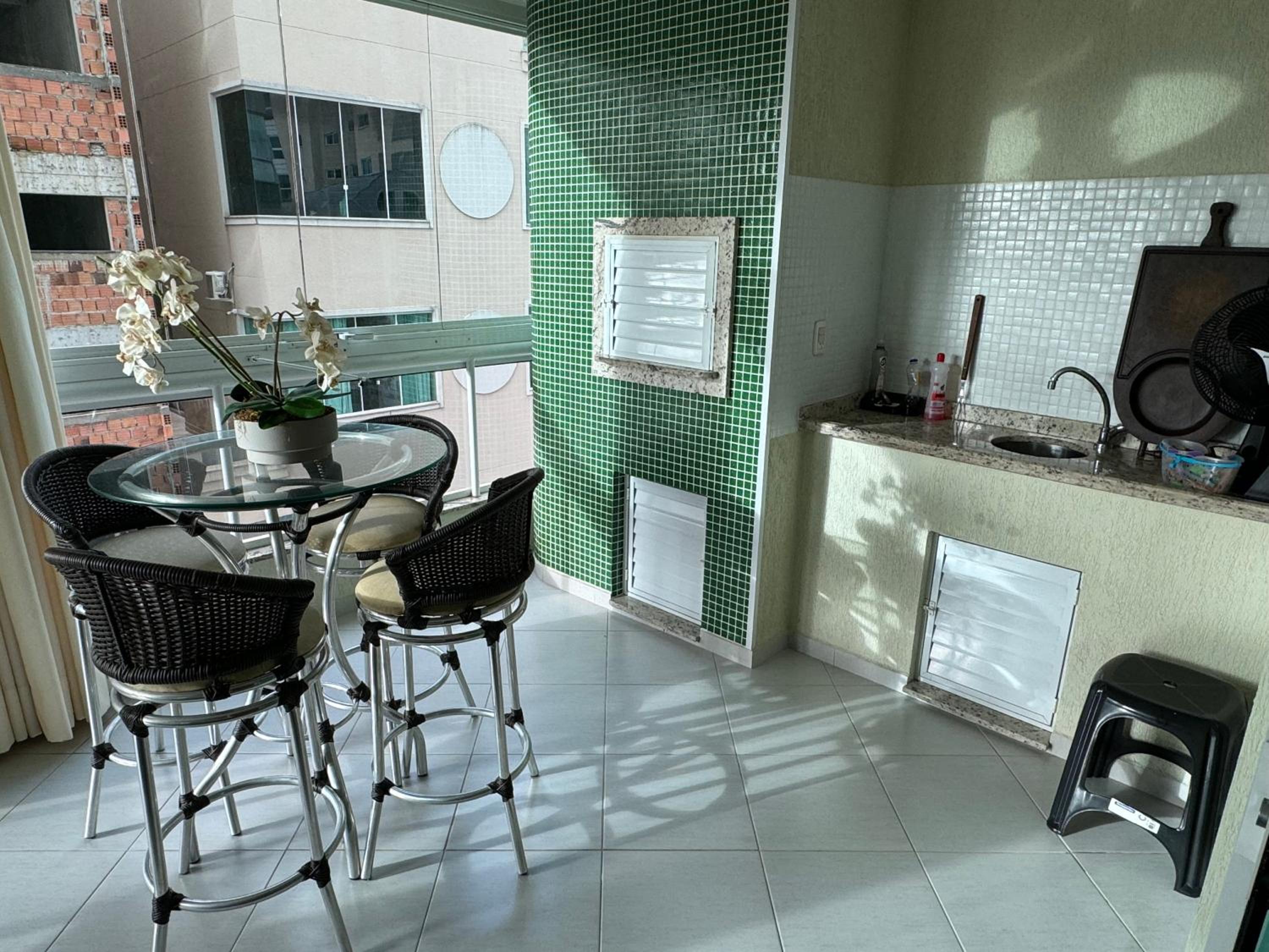Apartamento com 3 suítes a 300 metros da praia