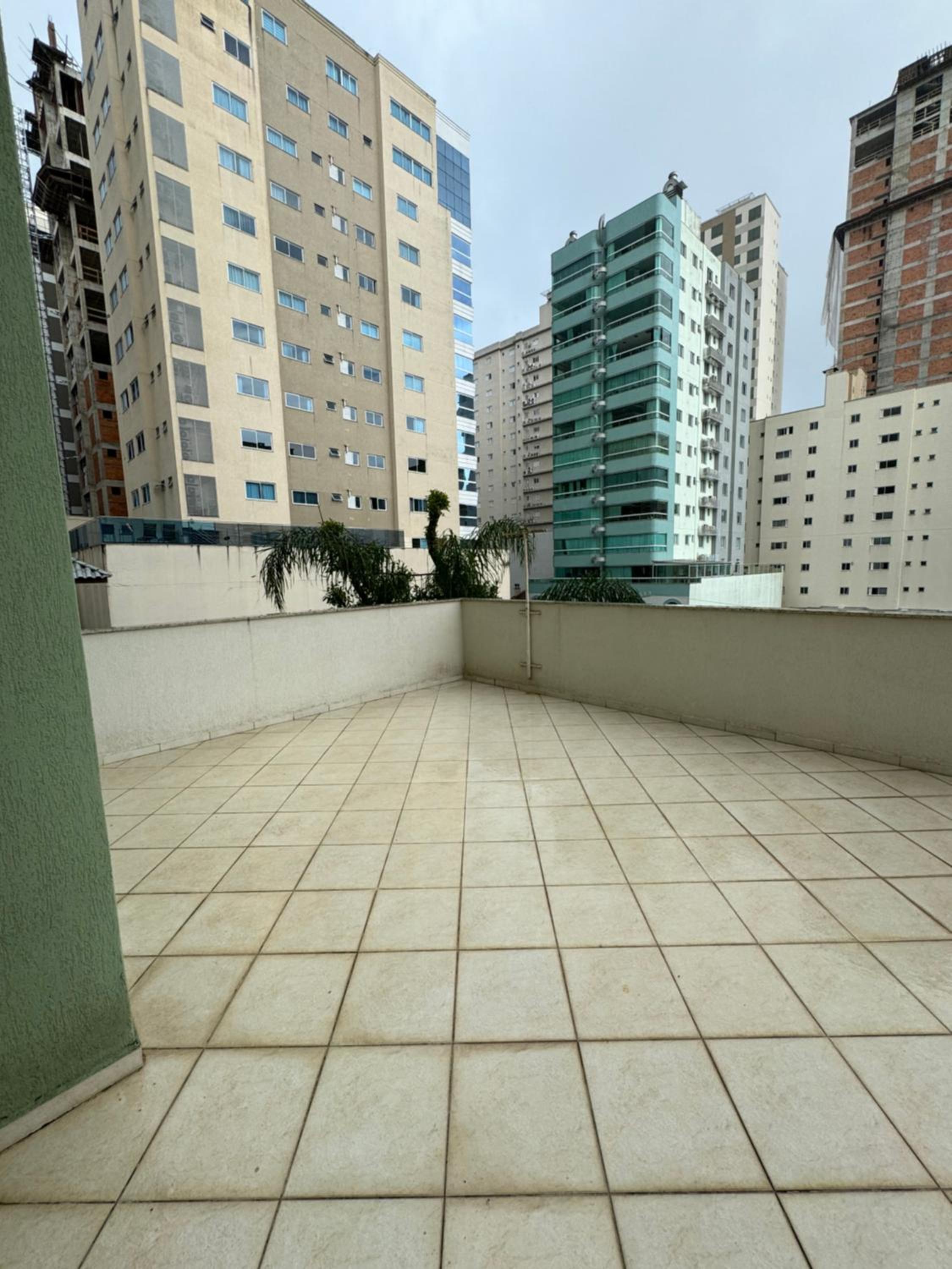 Apartamento com 3 suítes a 300 metros da praia