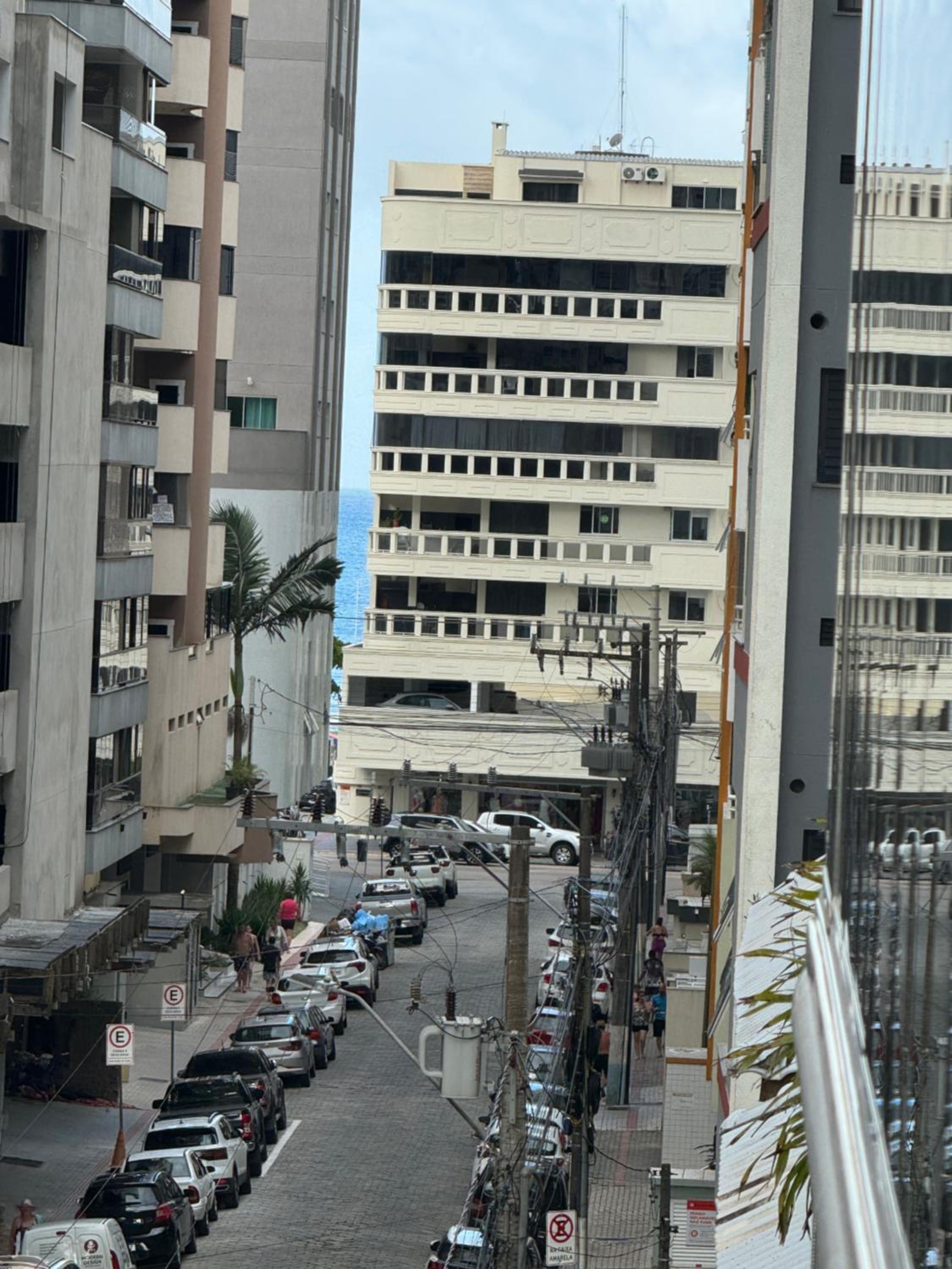 Apartamento com 3 suítes a 300 metros da praia