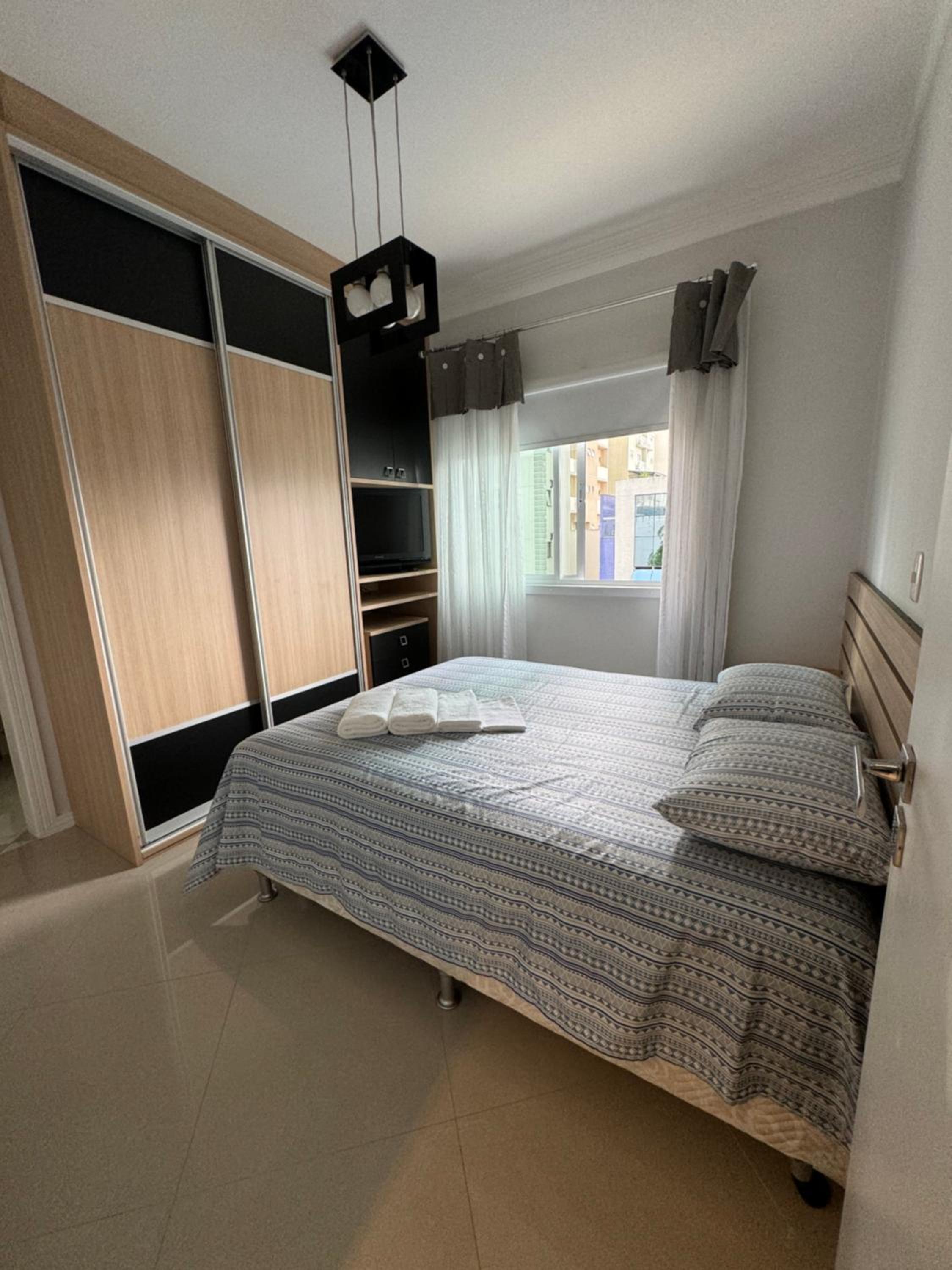 Apartamento com 3 suítes a 300 metros da praia