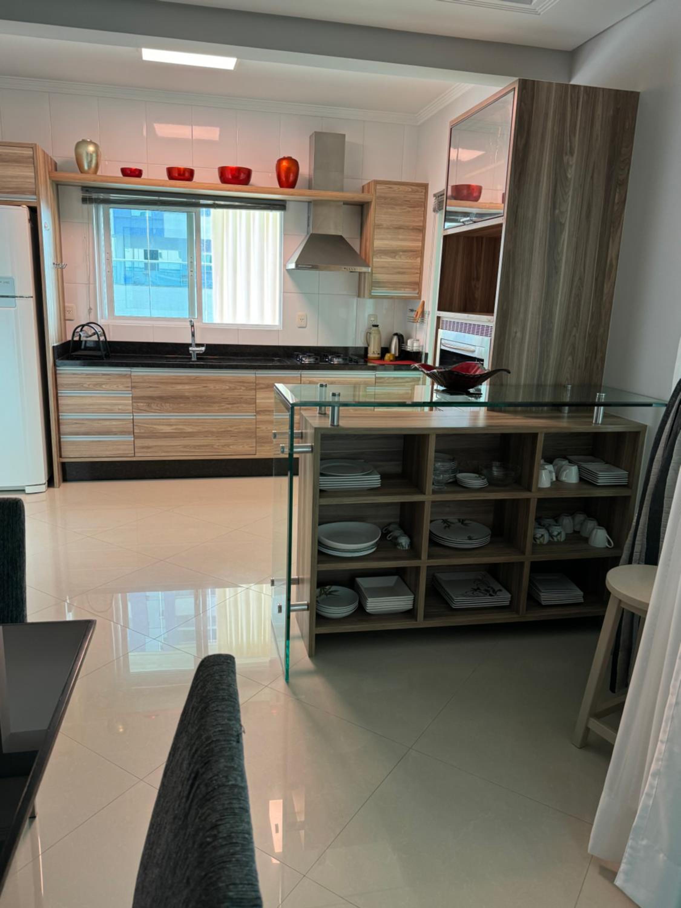 Apartamento com 3 suítes a 300 metros da praia