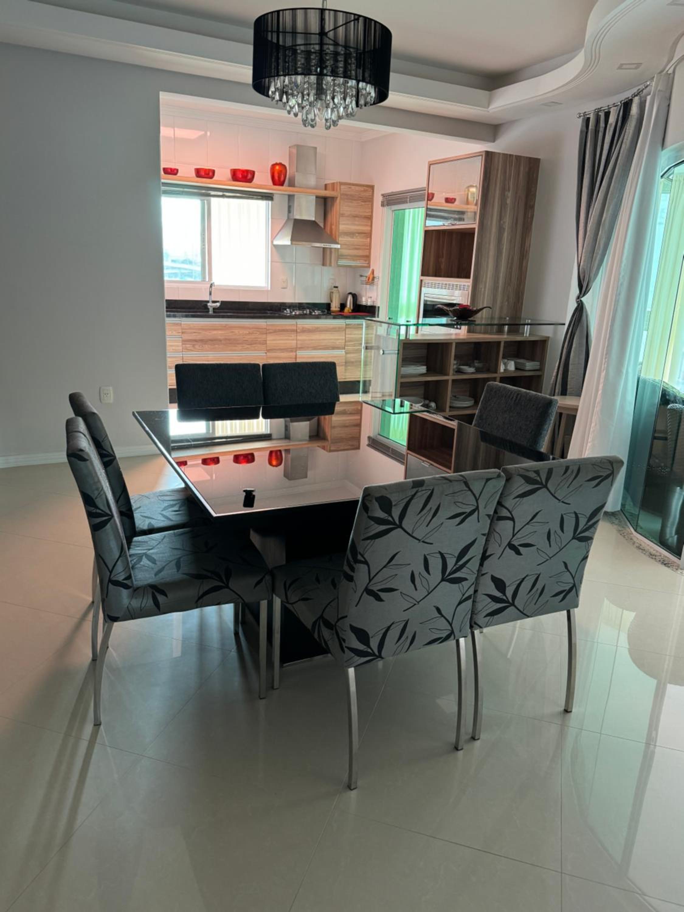 Apartamento com 3 suítes a 300 metros da praia