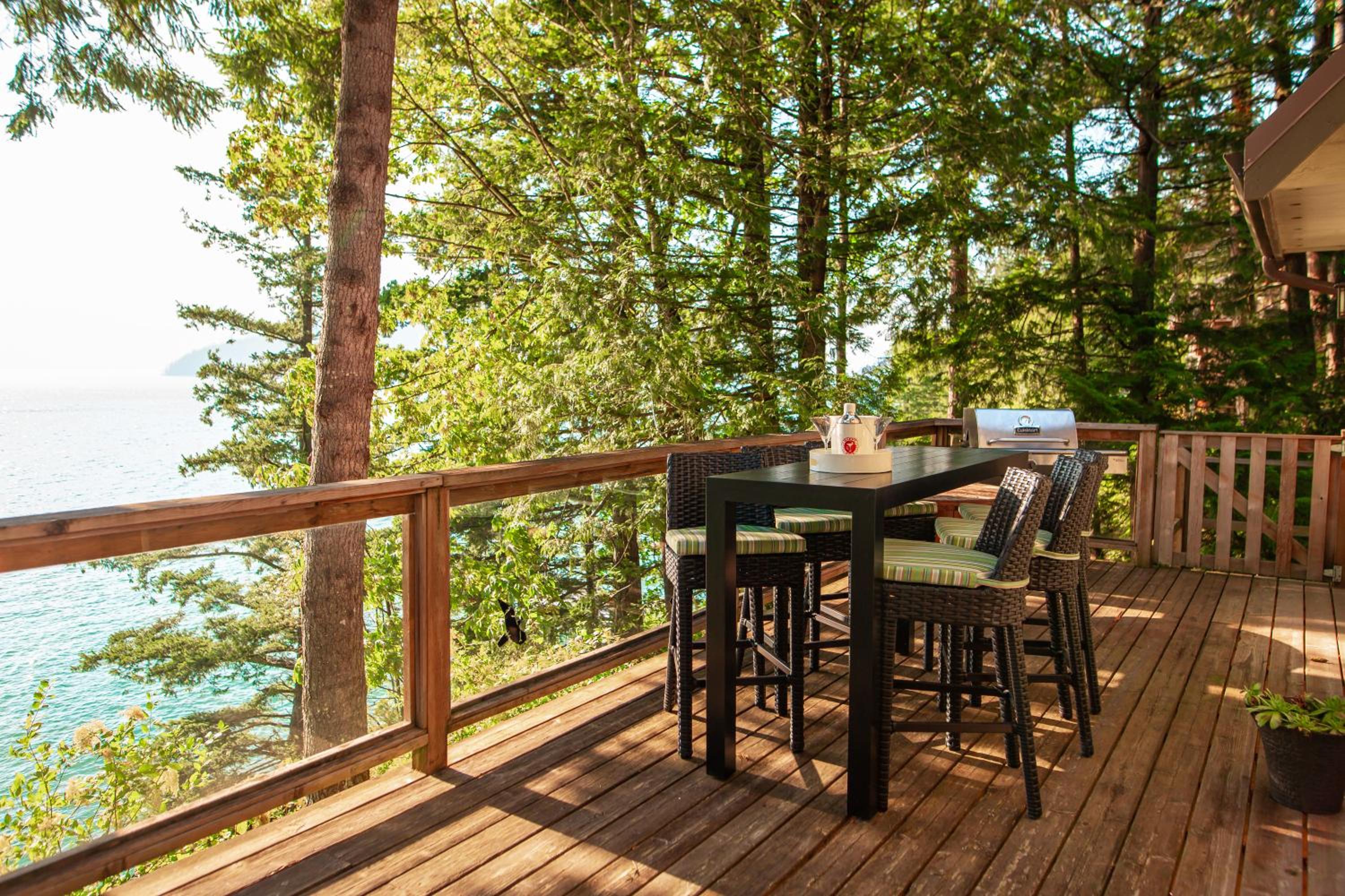 The Overlook, Luxury Lakeside Home with Dock