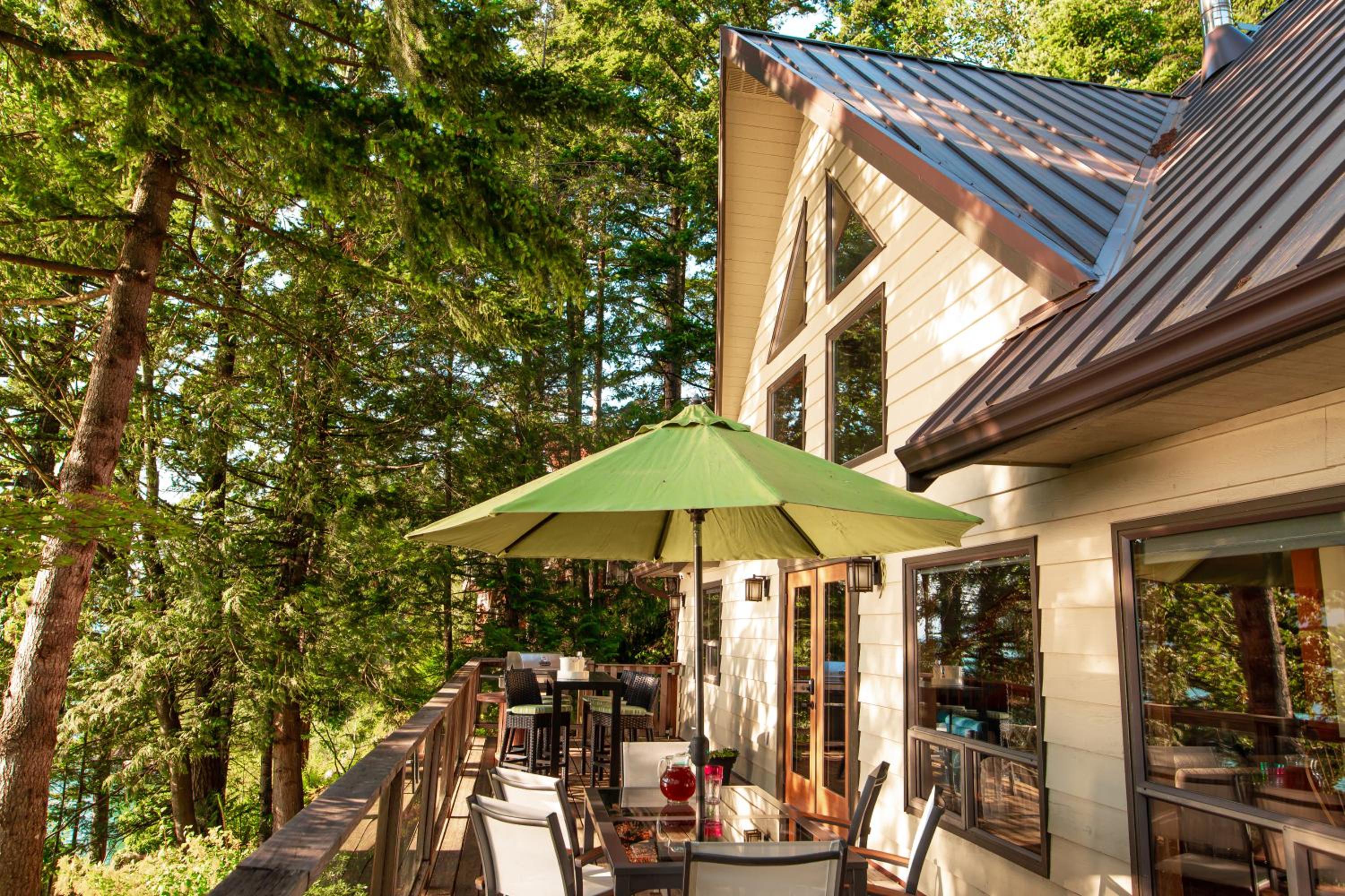 The Overlook, Luxury Lakeside Home with Dock
