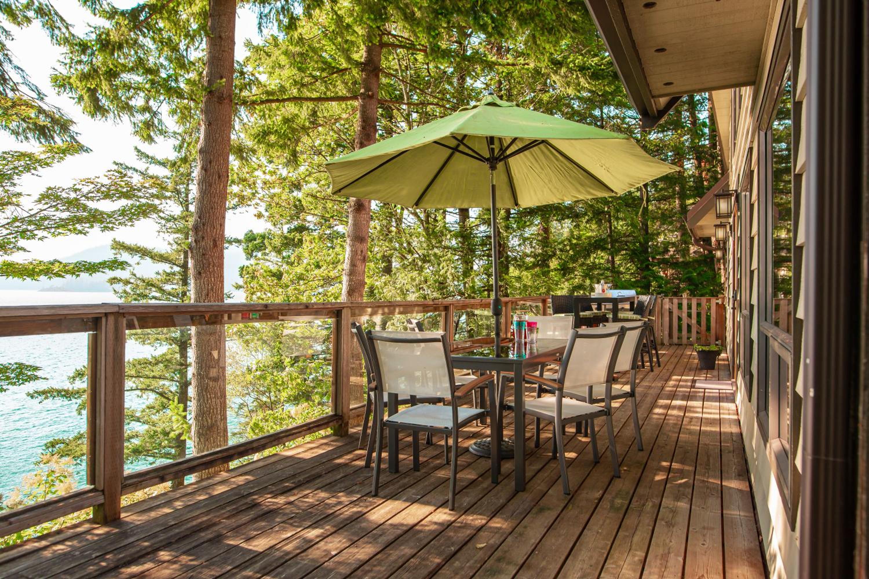 The Overlook, Luxury Lakeside Home with Dock