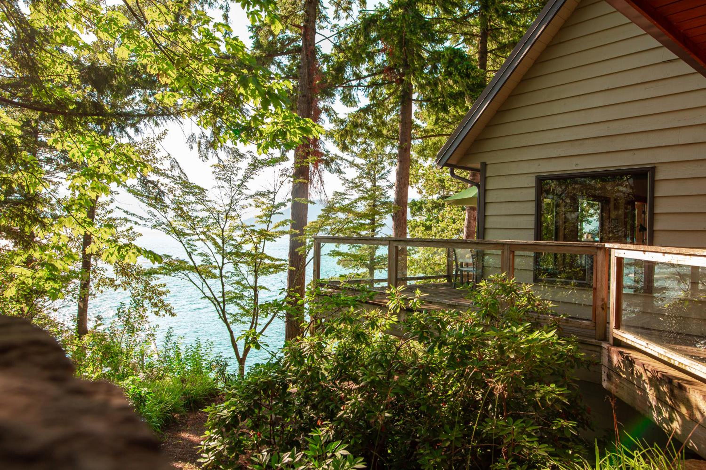 The Overlook, Luxury Lakeside Home with Dock