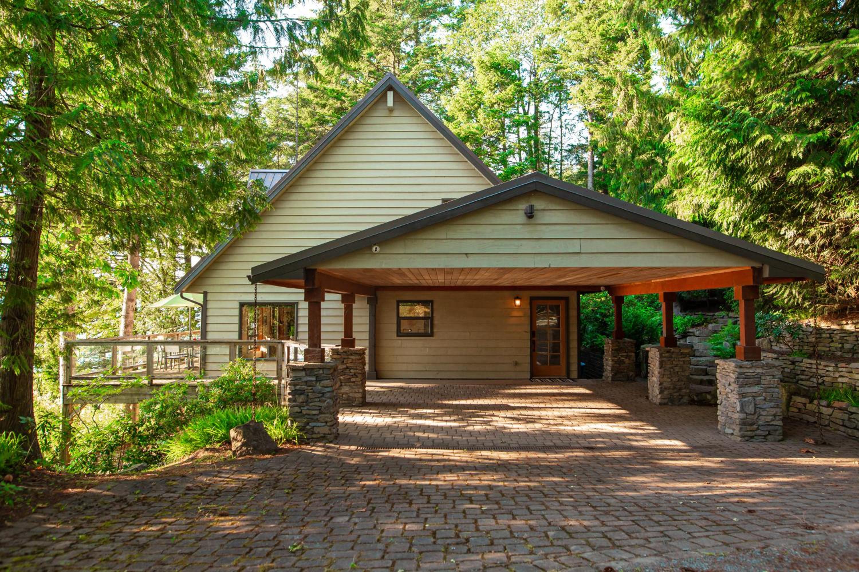 The Overlook, Luxury Lakeside Home with Dock