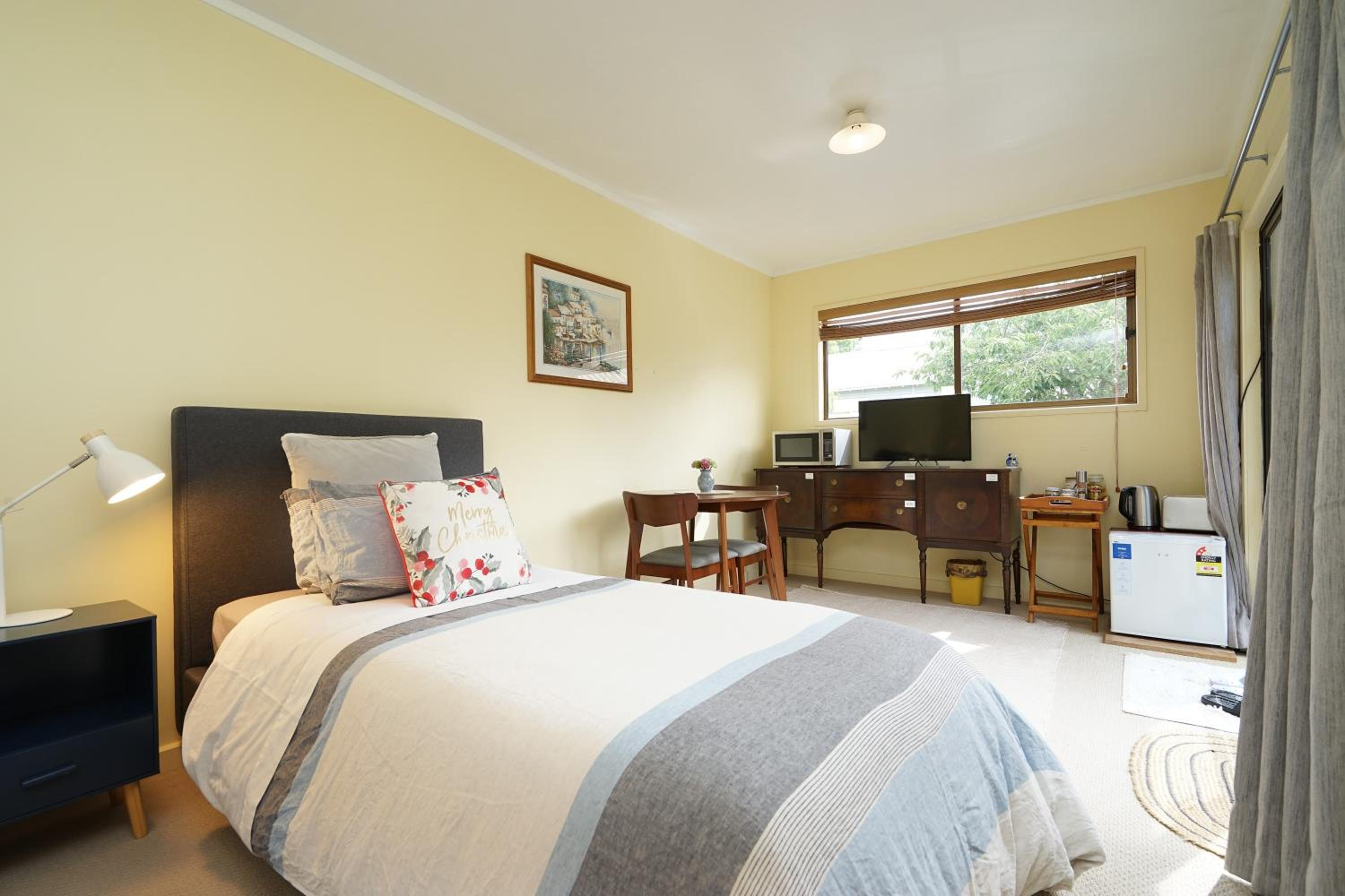One Bedroom Unit Close to Claudeland Park view 5