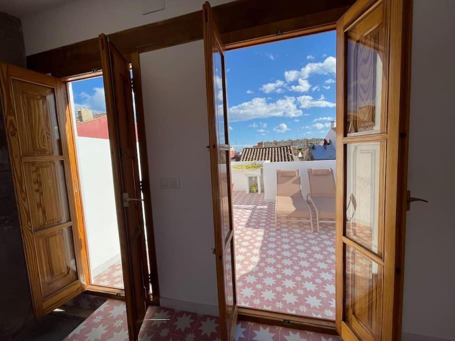 Artisan Haven: El Cabanyal Oasis