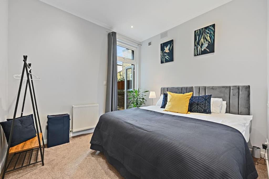 Entire 2 Bed Flat with Private Garden, minutes walk to Elizabeth Line view 2