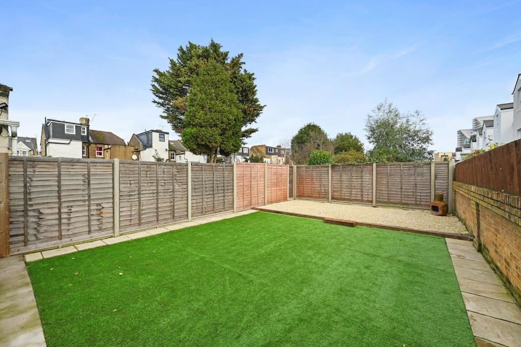 Entire 2 Bed Flat with Private Garden, minutes walk to Elizabeth Line view 3