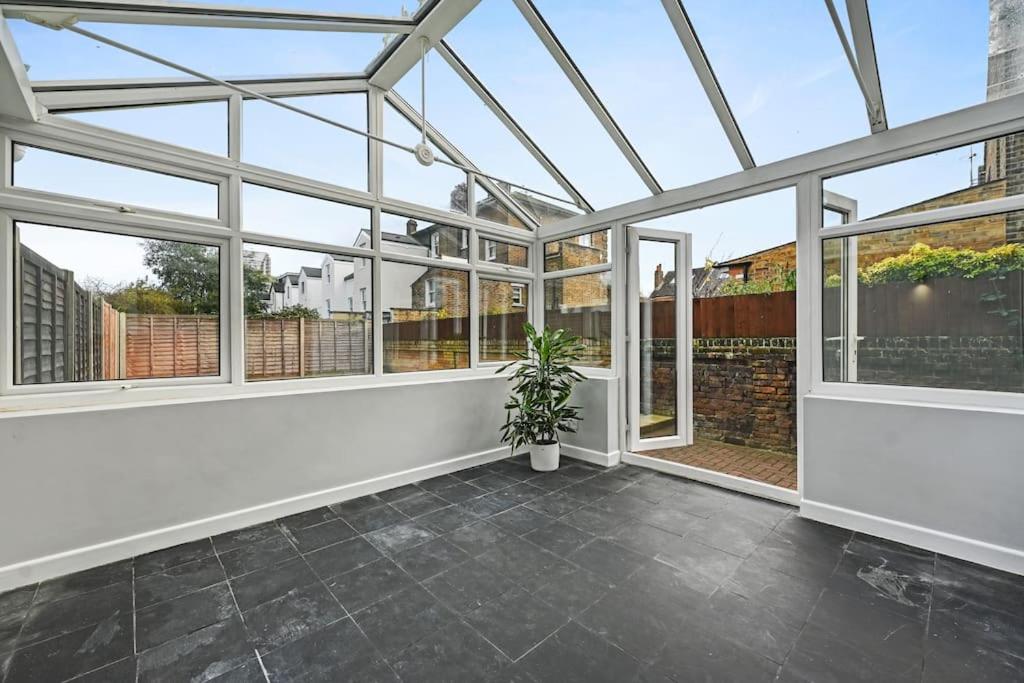 Entire 2 Bed Flat with Private Garden, minutes walk to Elizabeth Line view 4