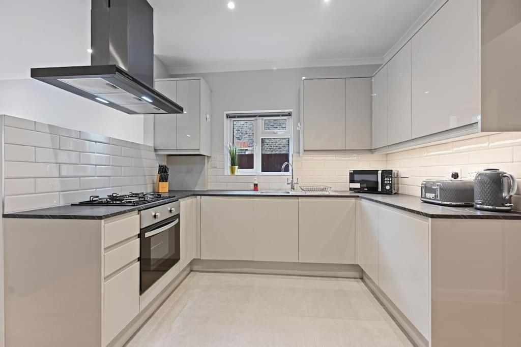 Entire 2 Bed Flat with Private Garden, minutes walk to Elizabeth Line view 5