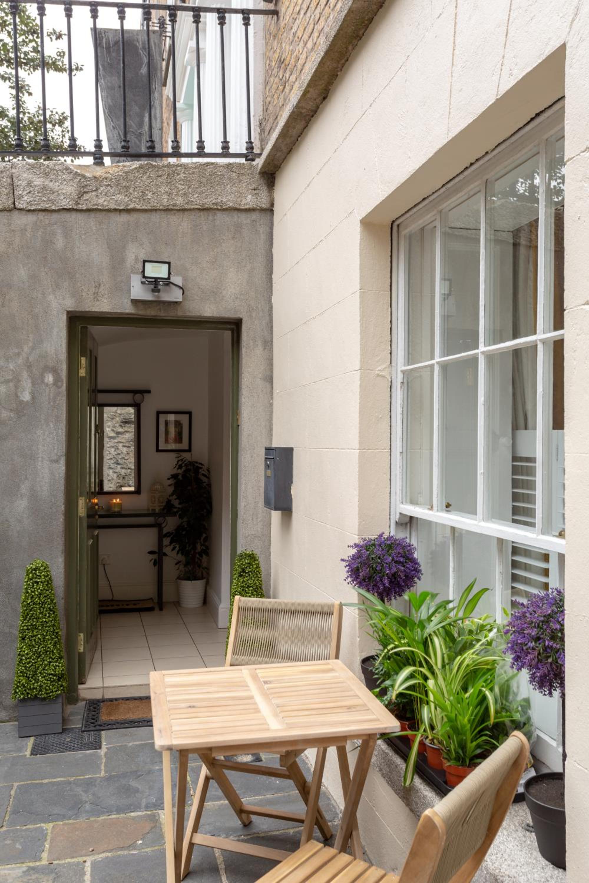 Spectacular 2 Bedroom Apartment with Sunny Garden & Terrace