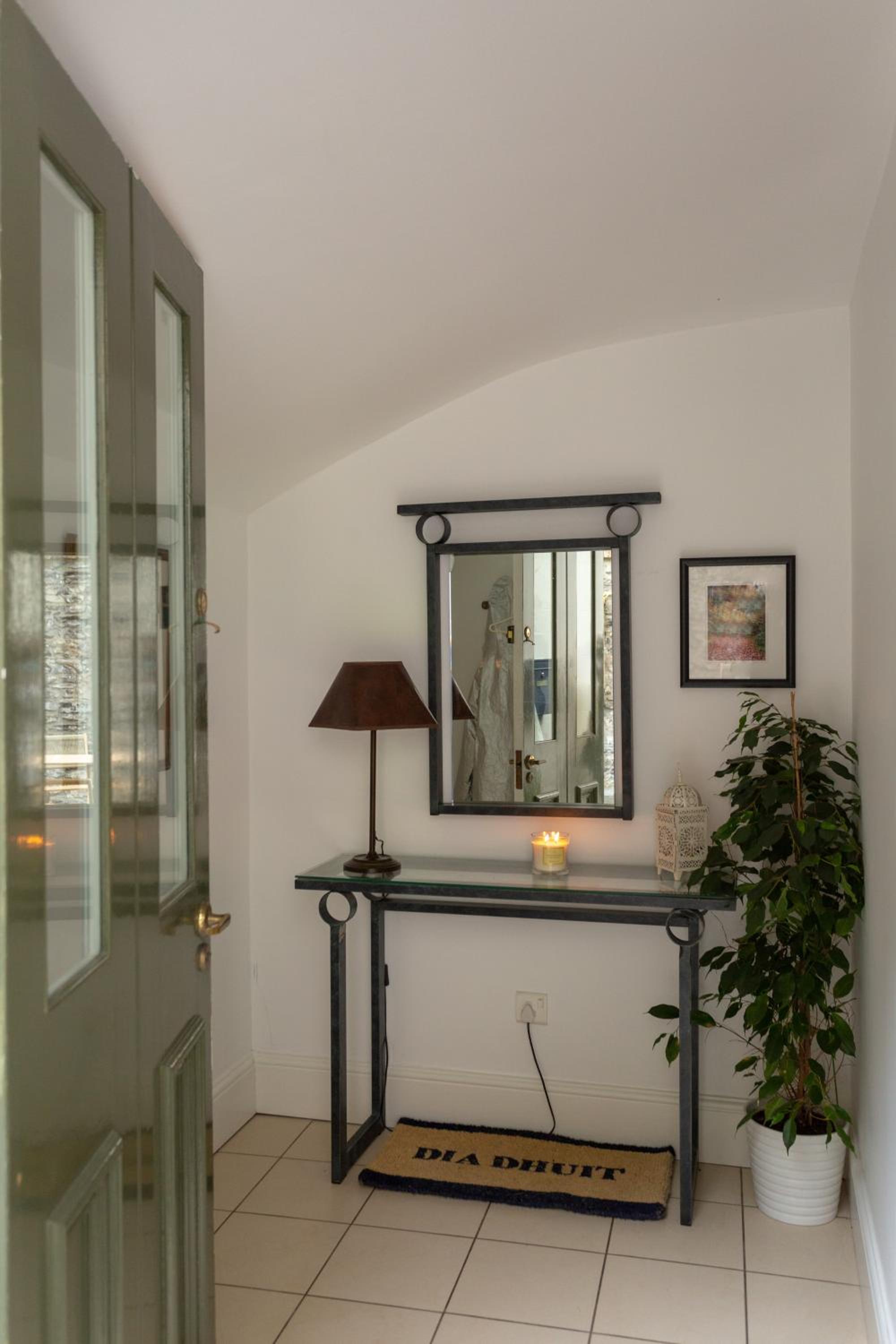 Spectacular 2 Bedroom Apartment with Sunny Garden & Terrace