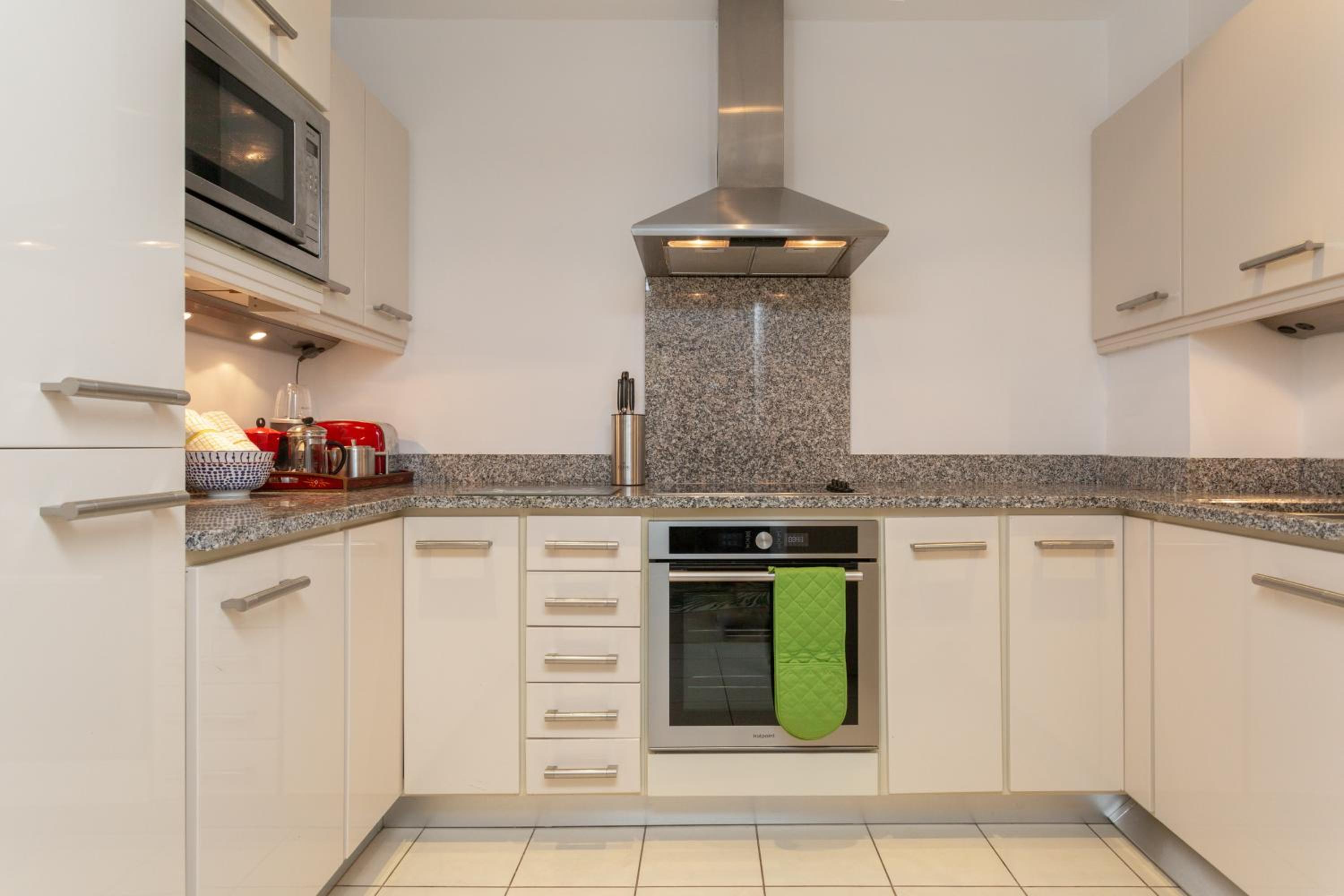 Spectacular 2 Bedroom Apartment with Sunny Garden & Terrace