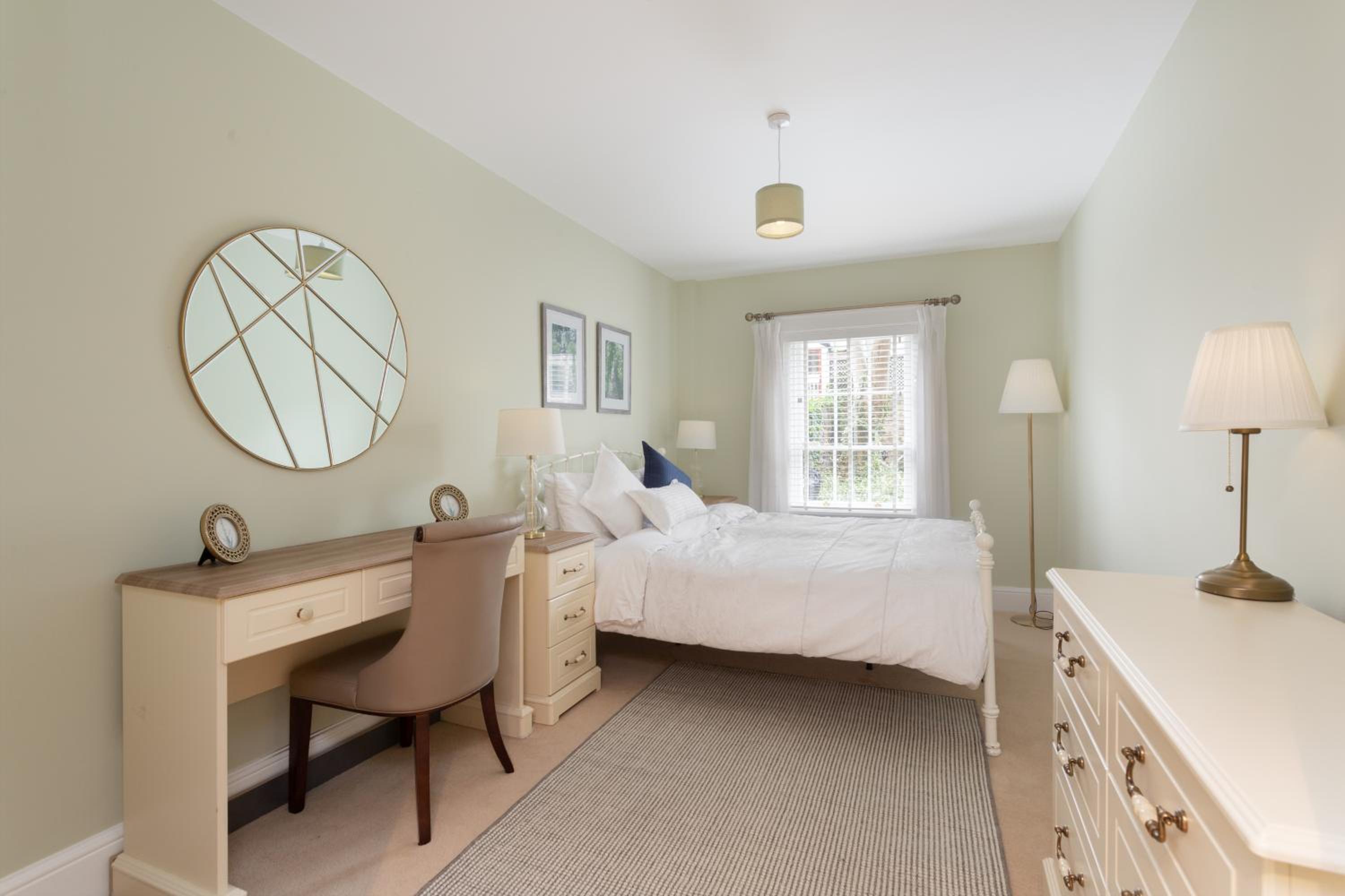 Spectacular 2 Bedroom Apartment with Sunny Garden & Terrace