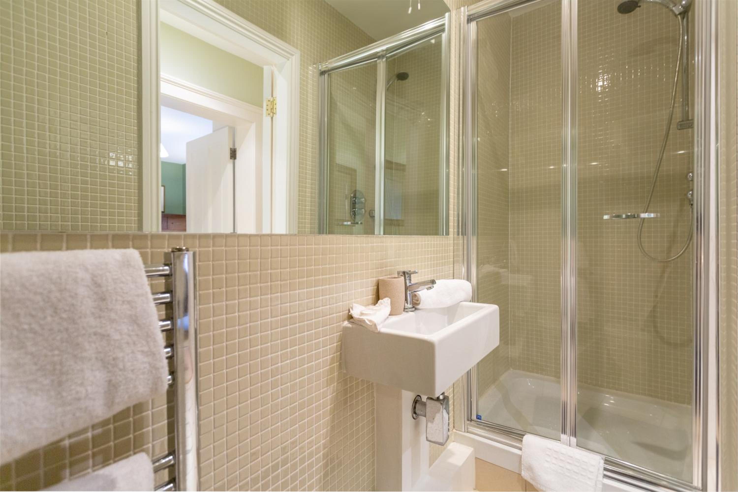 Spectacular 2 Bedroom Apartment with Sunny Garden & Terrace