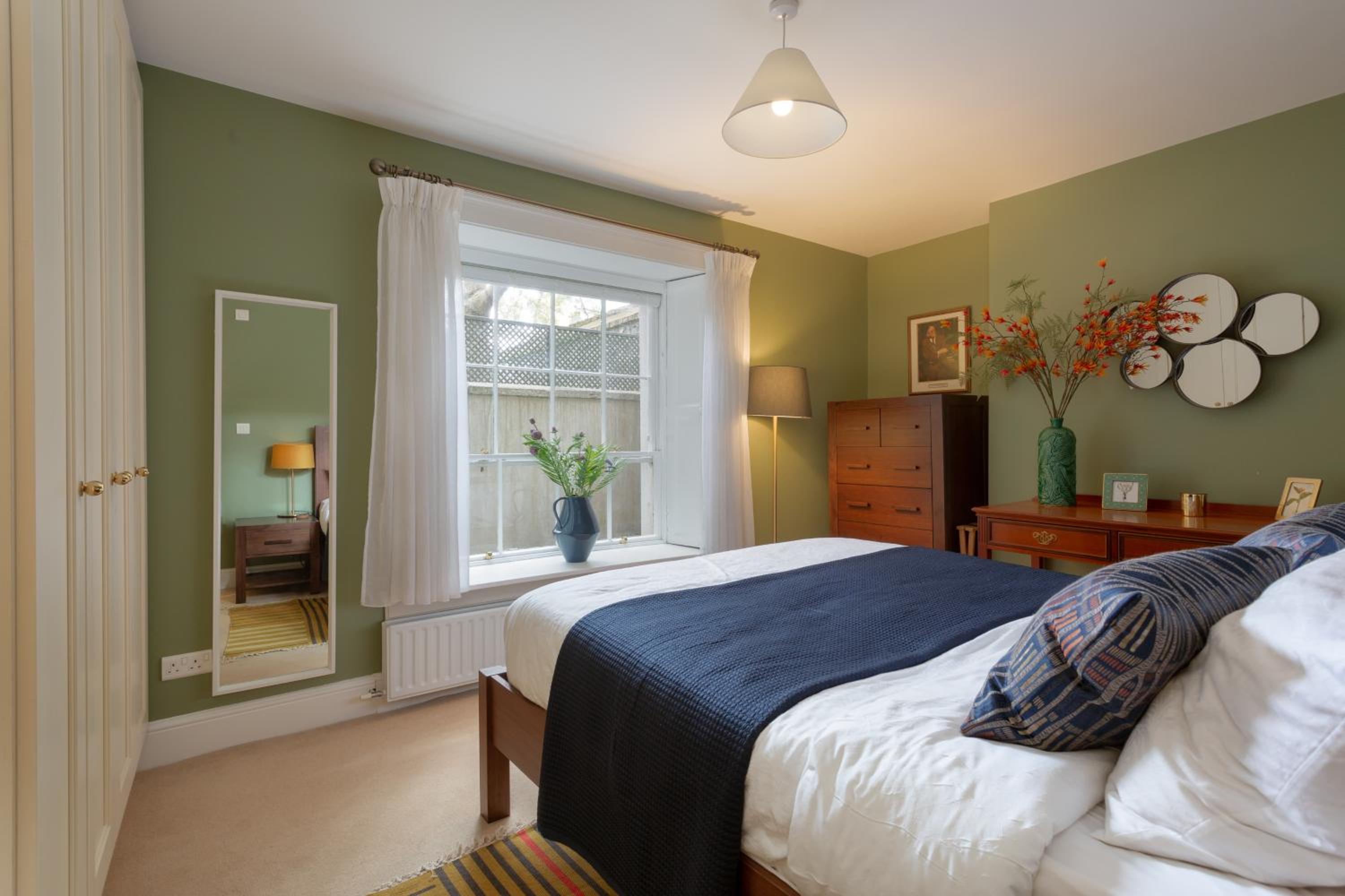 Spectacular 2 Bedroom Apartment with Sunny Garden & Terrace