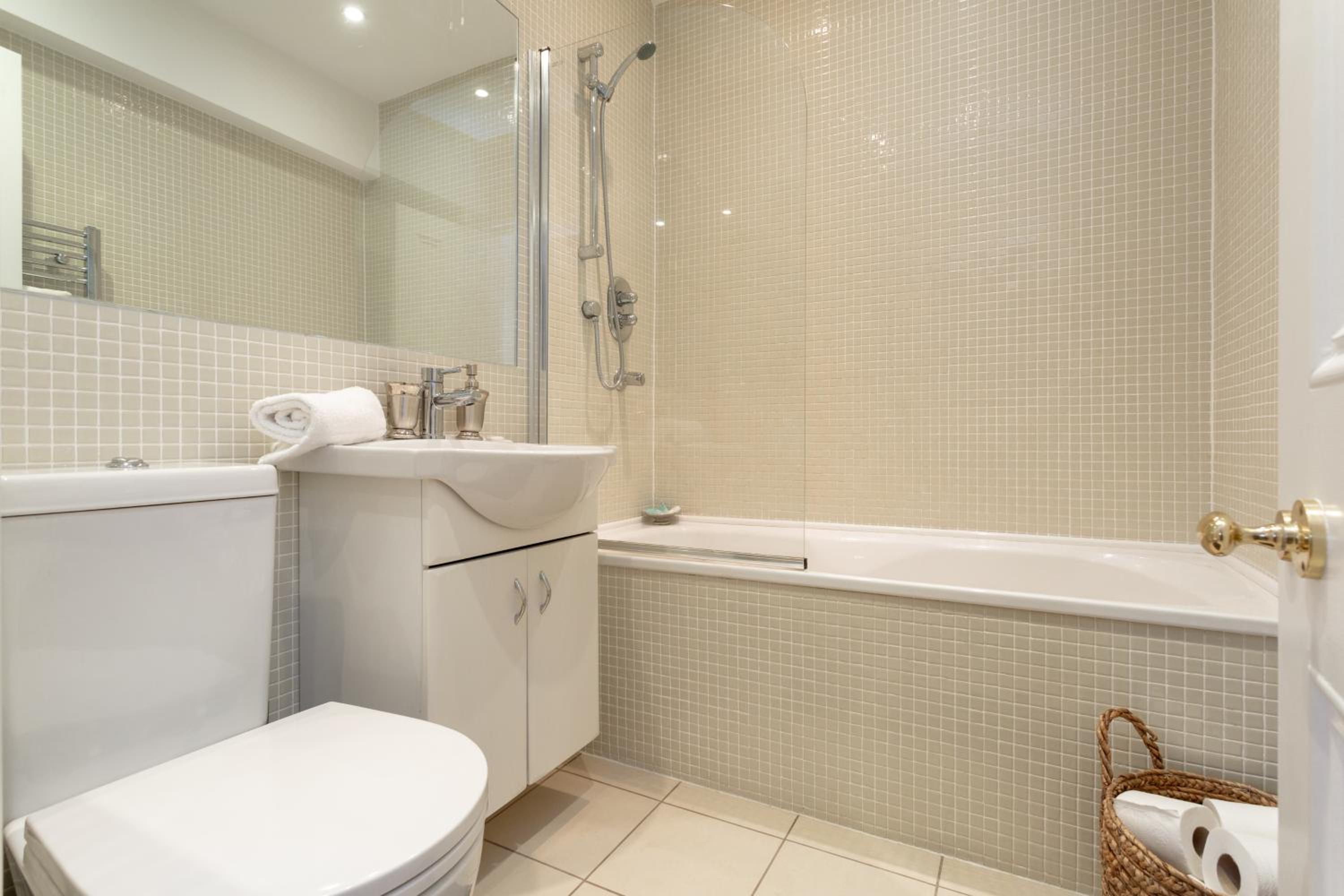 Spectacular 2 Bedroom Apartment with Sunny Garden & Terrace
