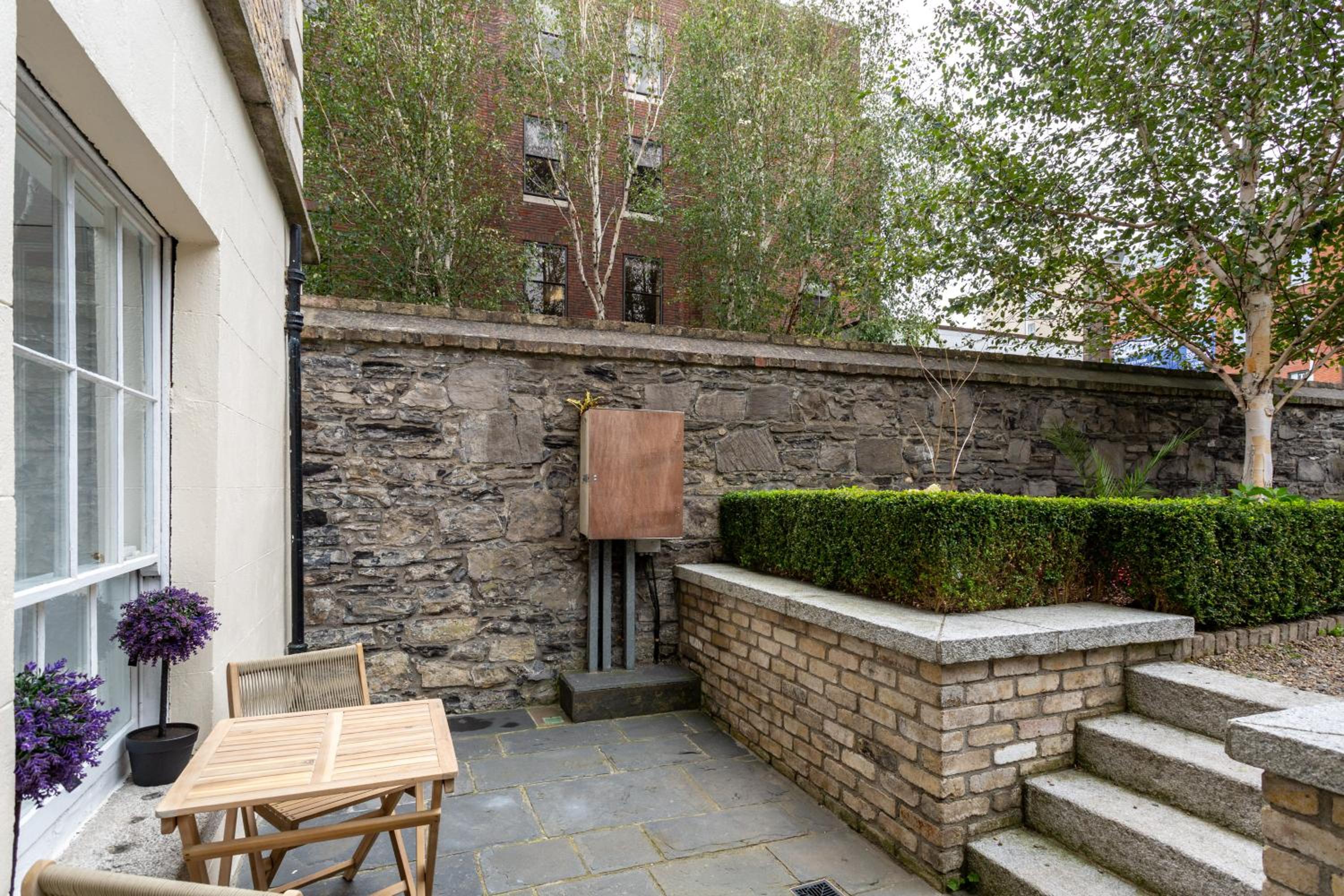 Spectacular 2 Bedroom Apartment with Sunny Garden & Terrace