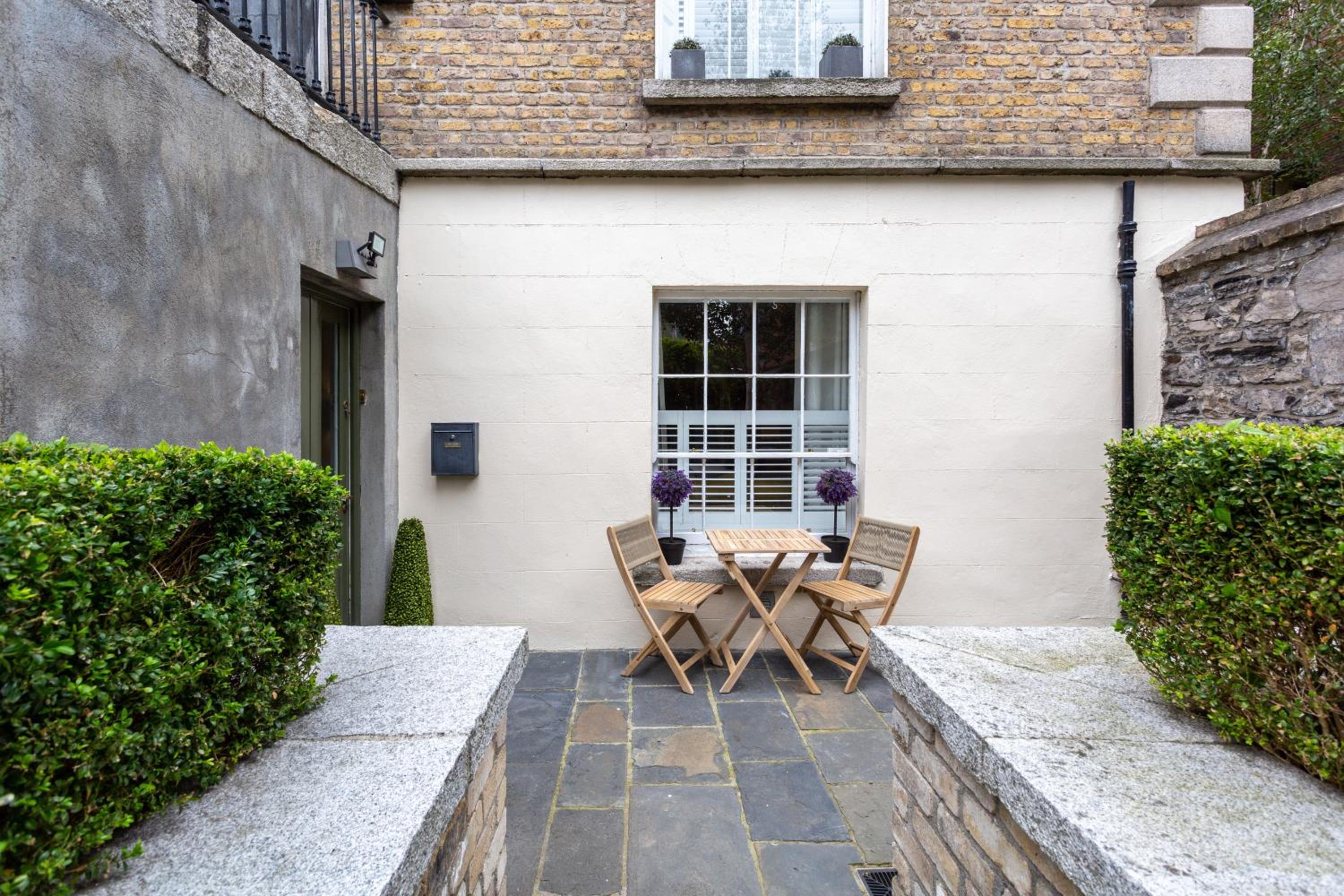 Spectacular 2 Bedroom Apartment with Sunny Garden & Terrace