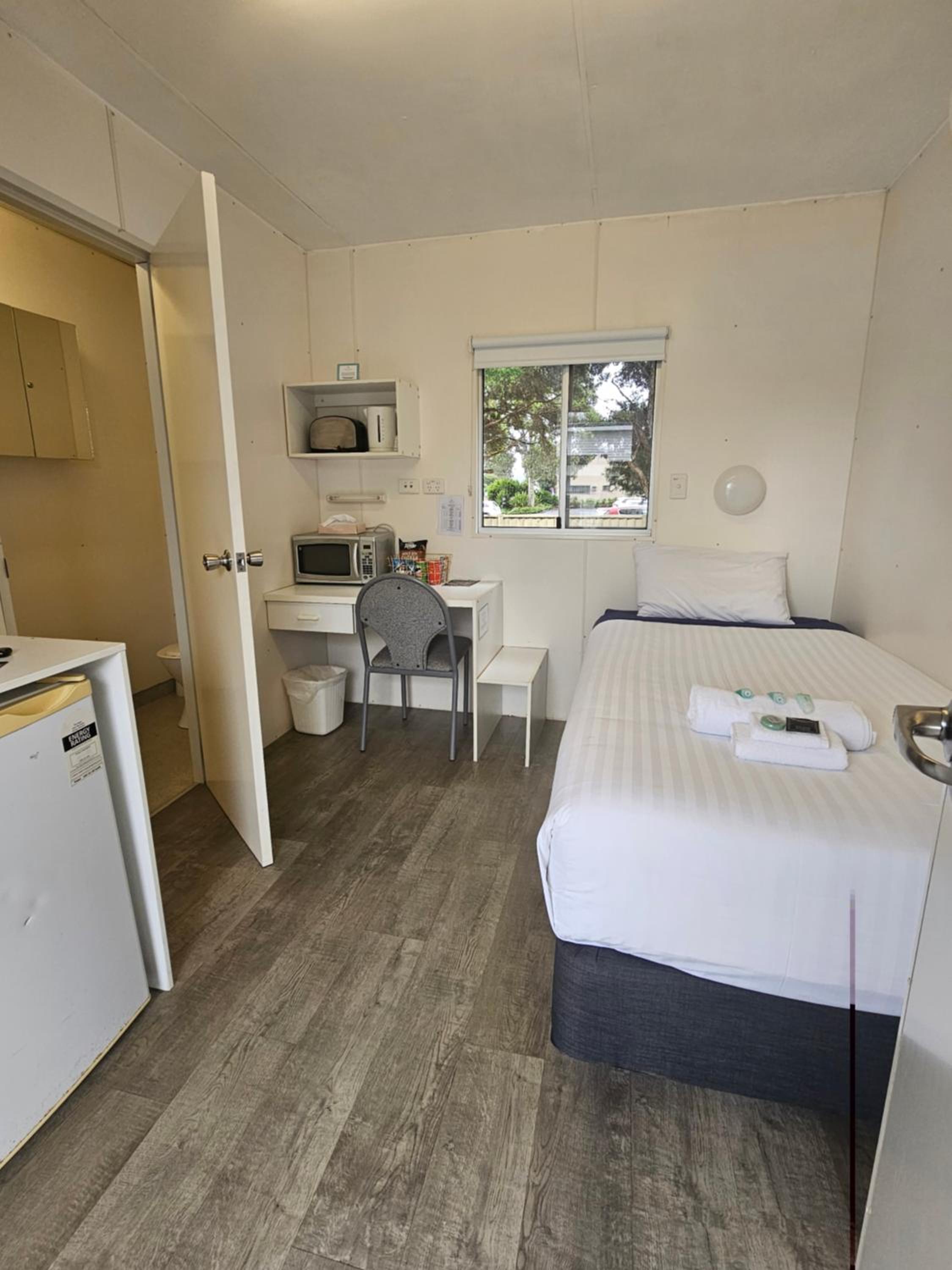 Hive Hotel, Moruya