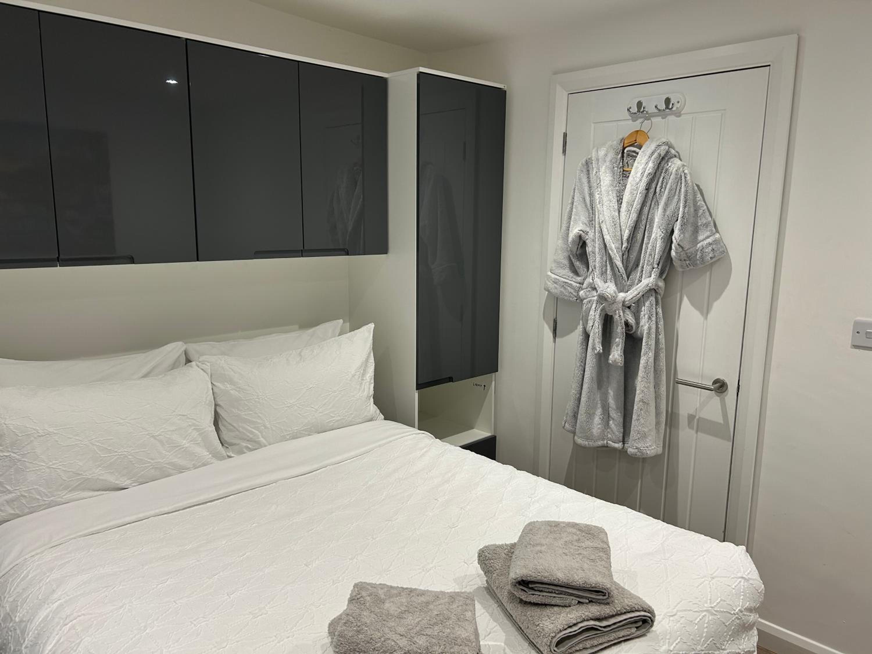 Exquisite 1-bedroom apartment with on-site parking view 5