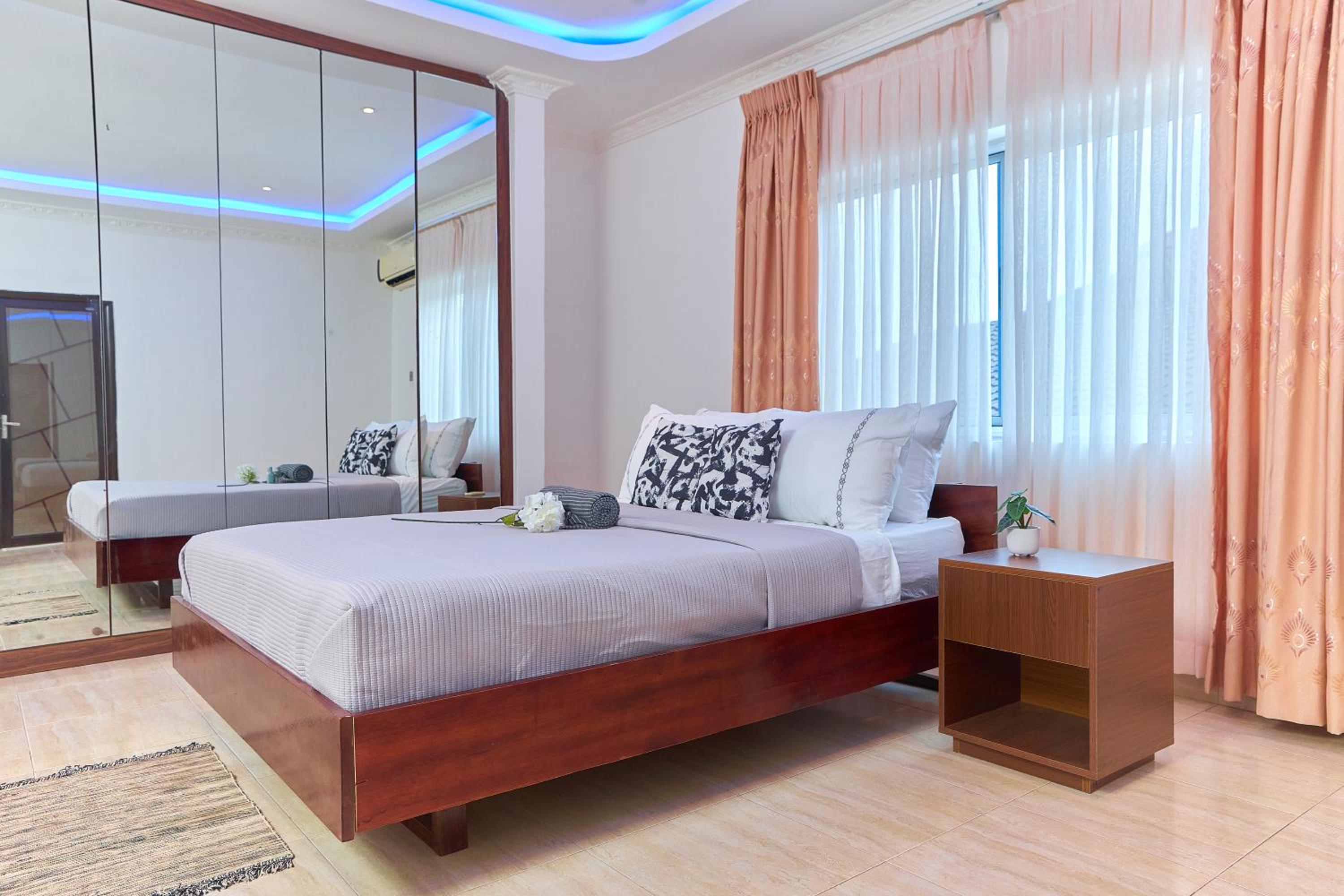 Modern 3 Bed Spacious Apartments