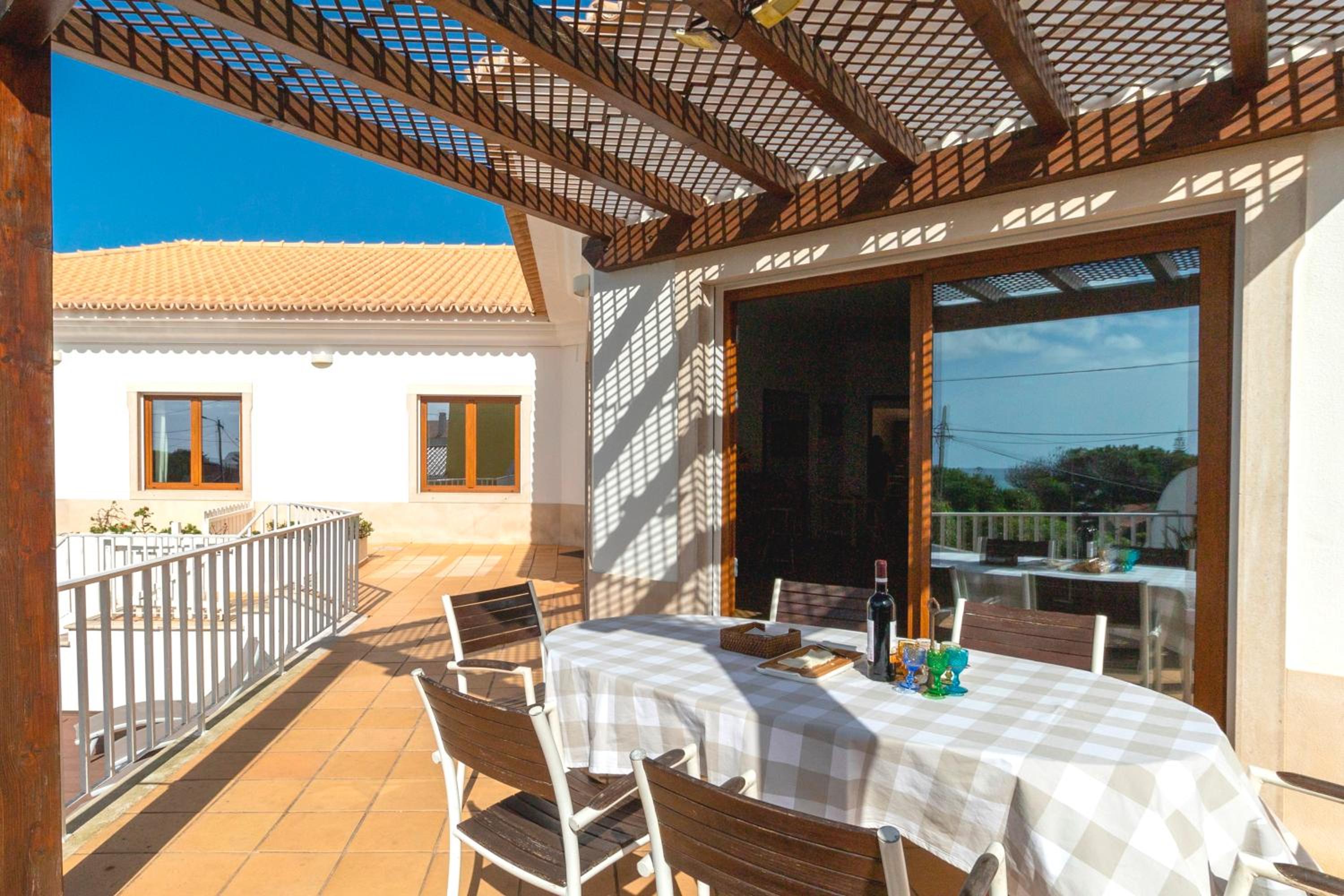 Family beach house, sea view, pool, Colares near Sintra