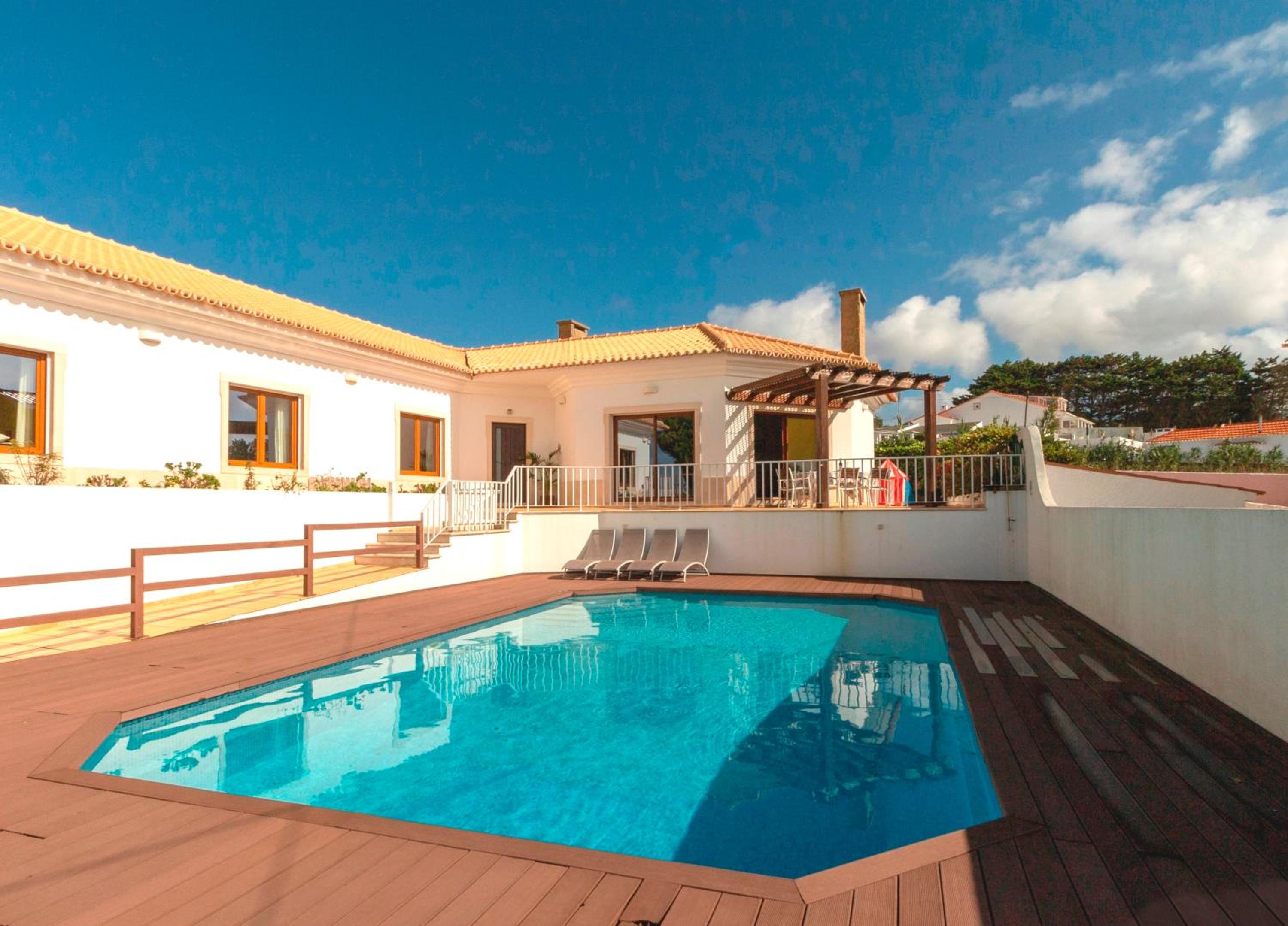 Family beach house, sea view, pool, Colares near Sintra