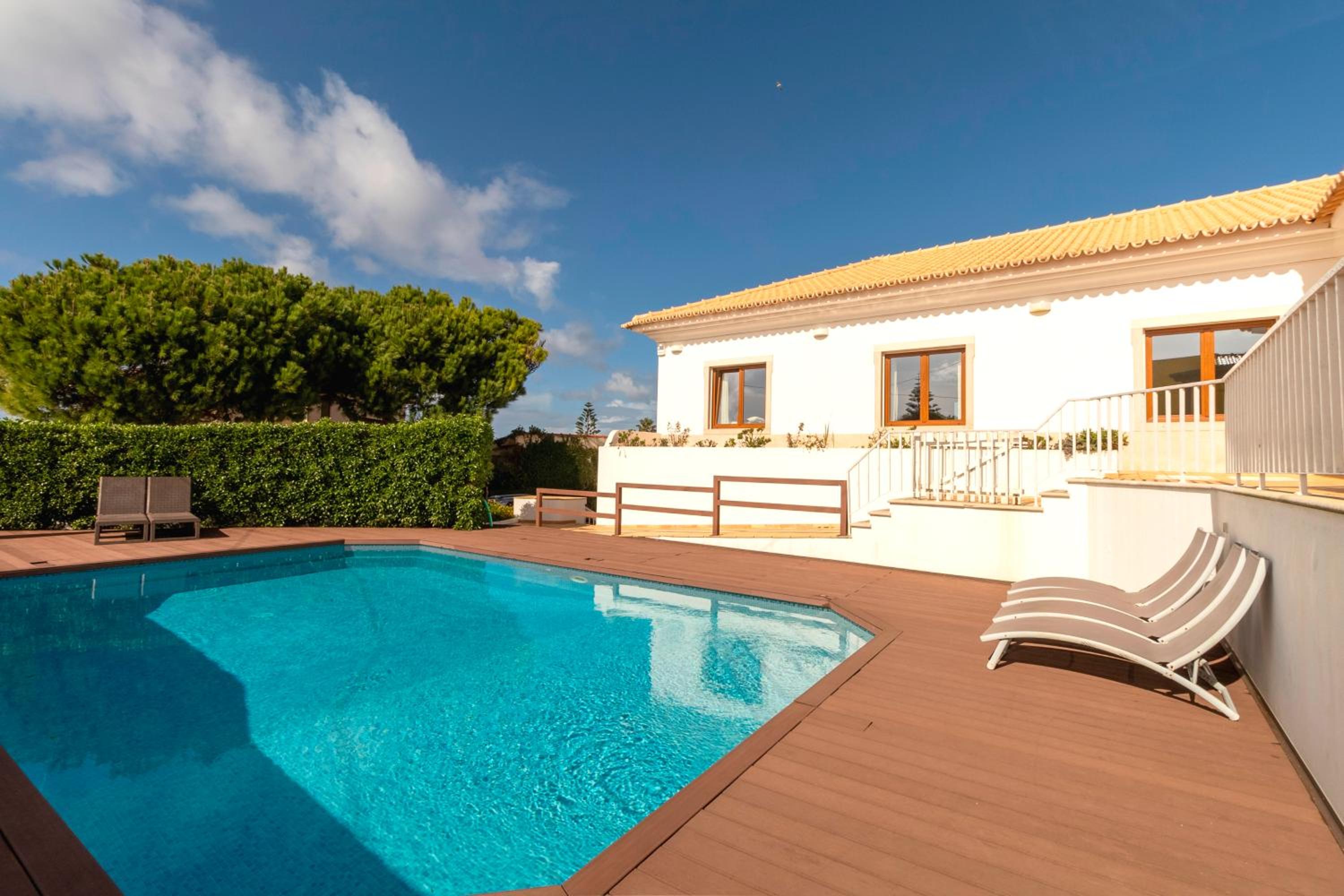 Family beach house, sea view, pool, Colares near Sintra