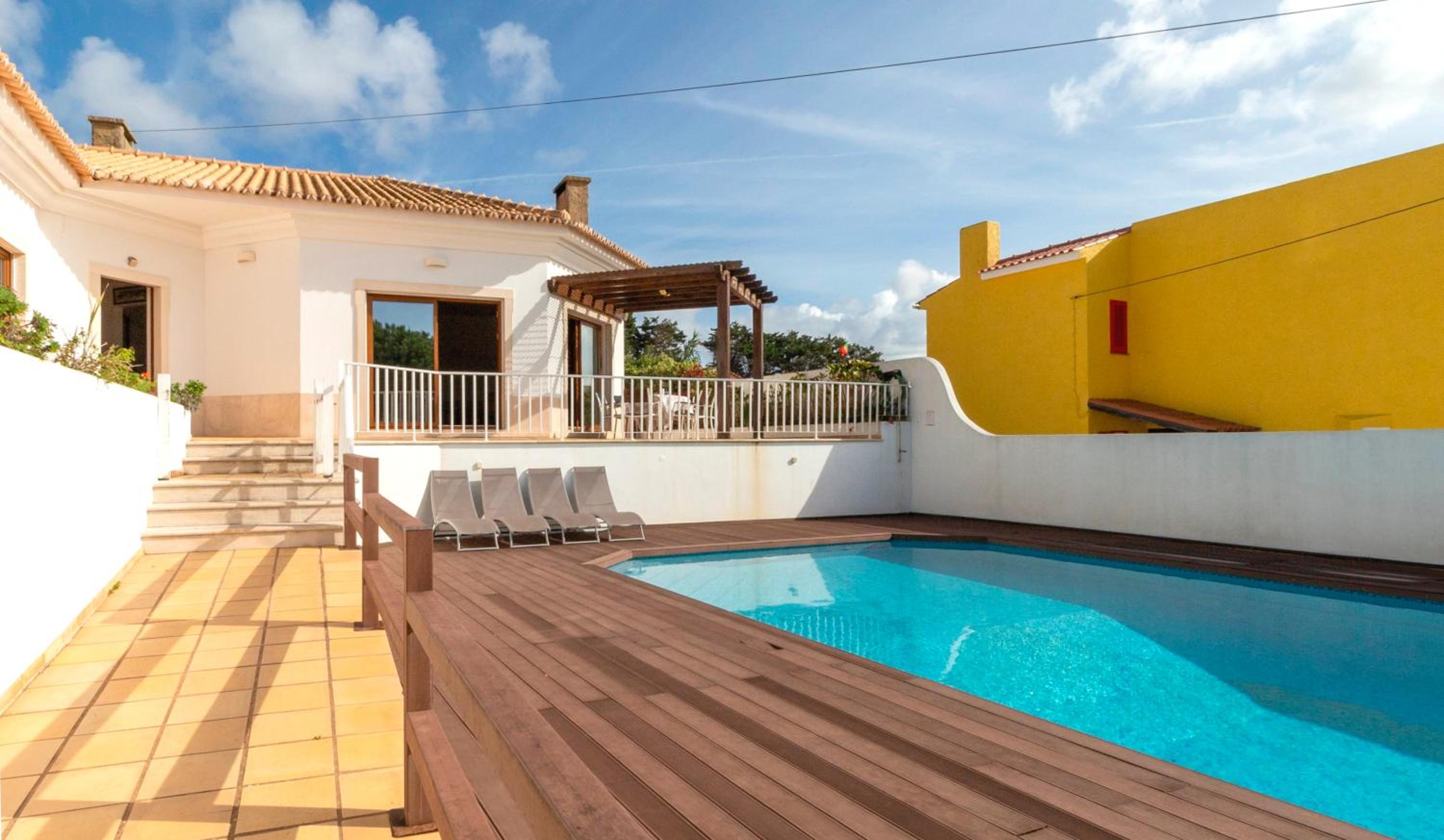Family beach house, sea view, pool, Colares near Sintra