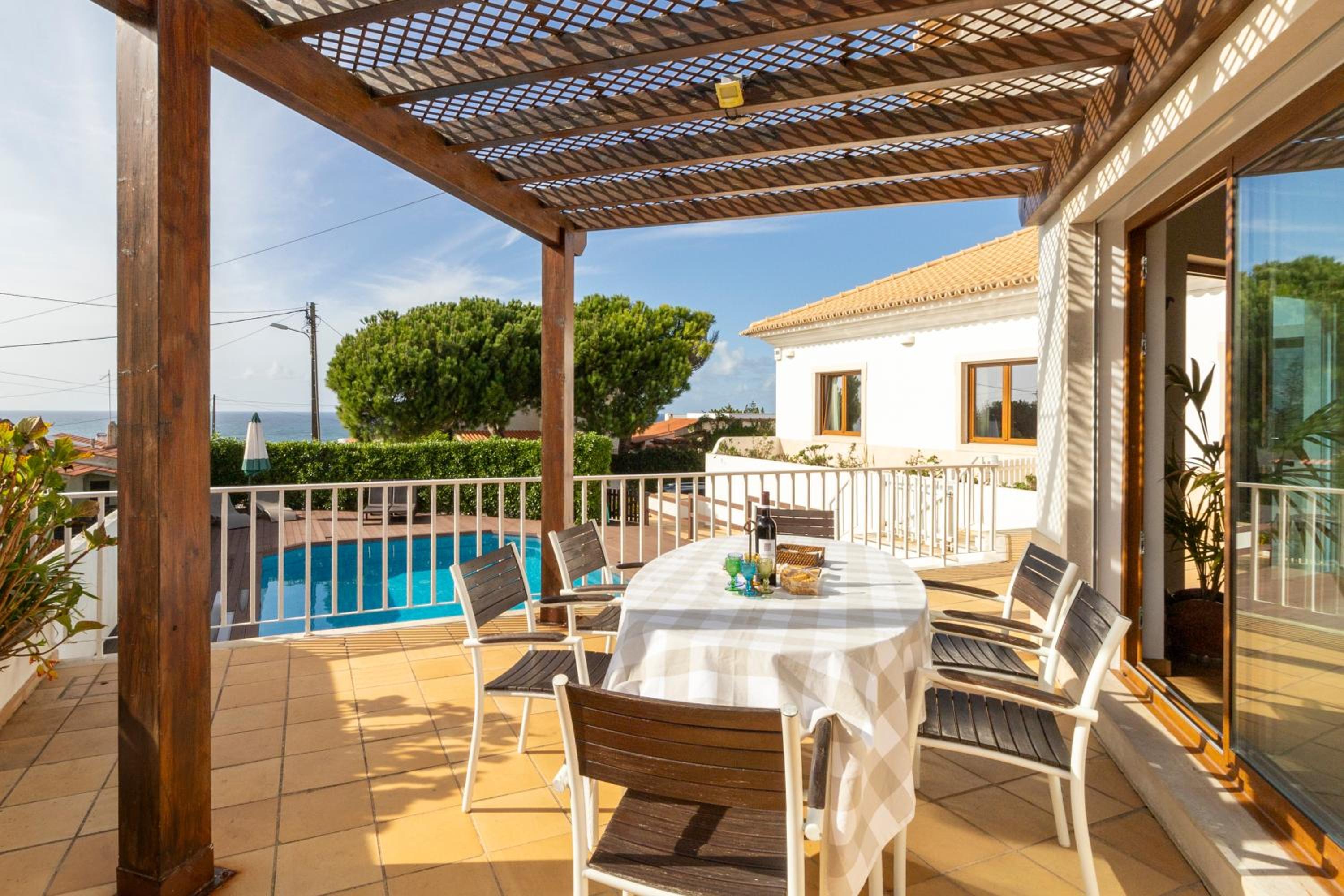 Family beach house, sea view, pool, Colares near Sintra